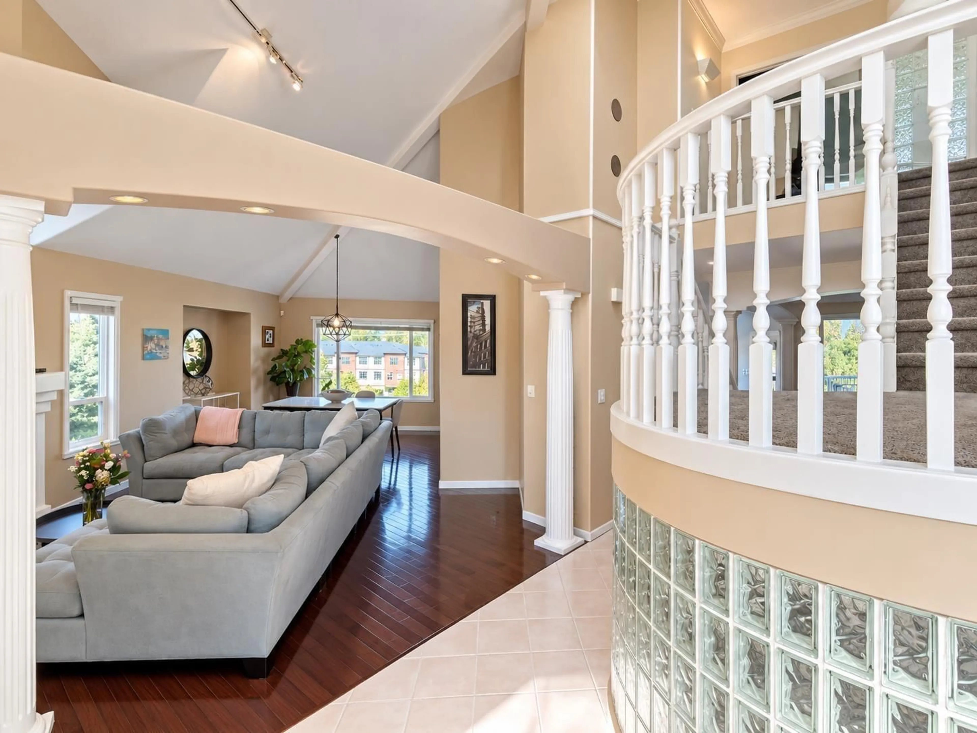 Indoor foyer for 33163 HAWTHORNE AVENUE, Mission British Columbia V2V5B6
