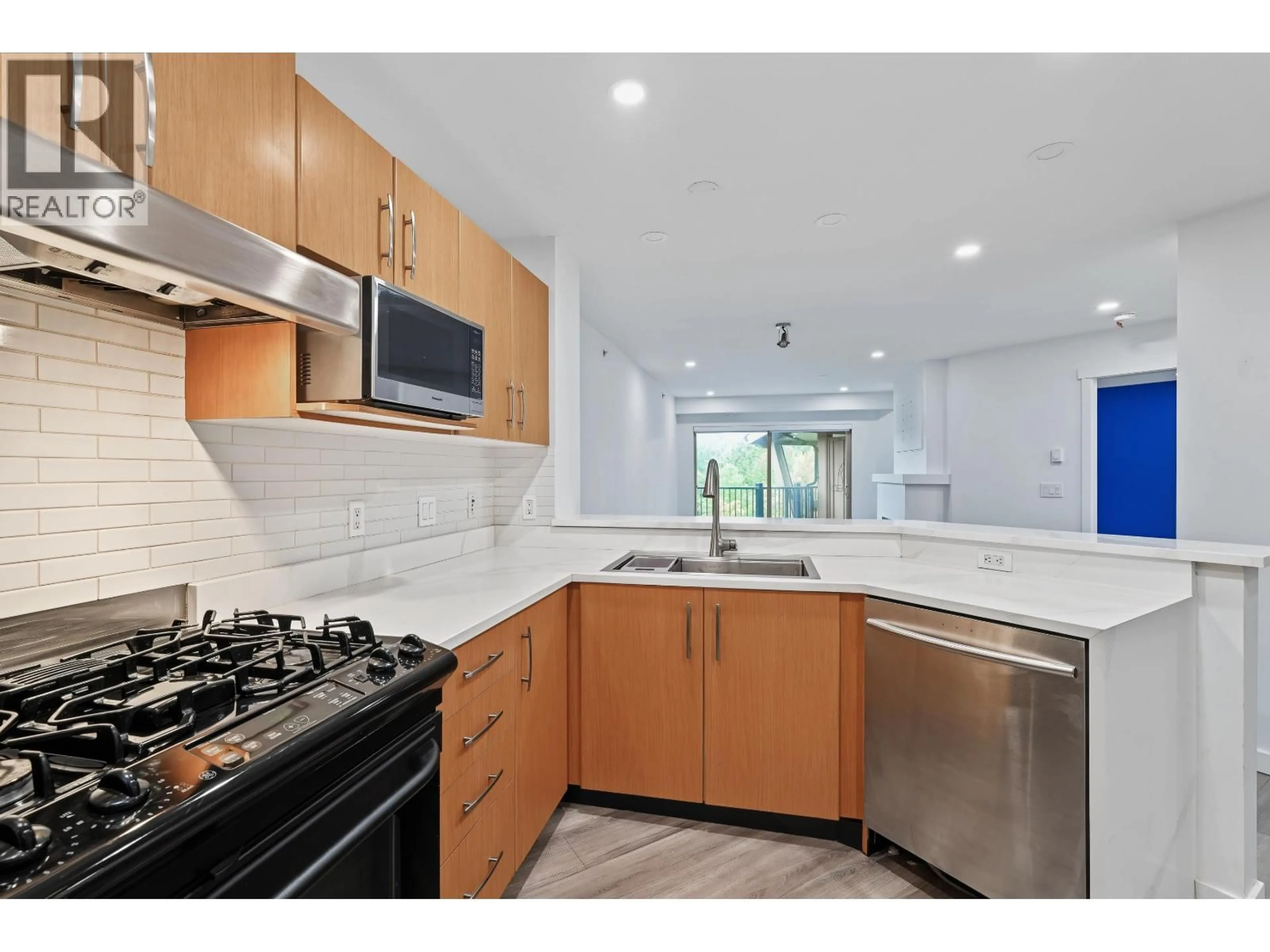 Open concept kitchen, ceramic/tile floor for 403 - 500 KLAHANIE DRIVE, Port Moody British Columbia V3H5L1