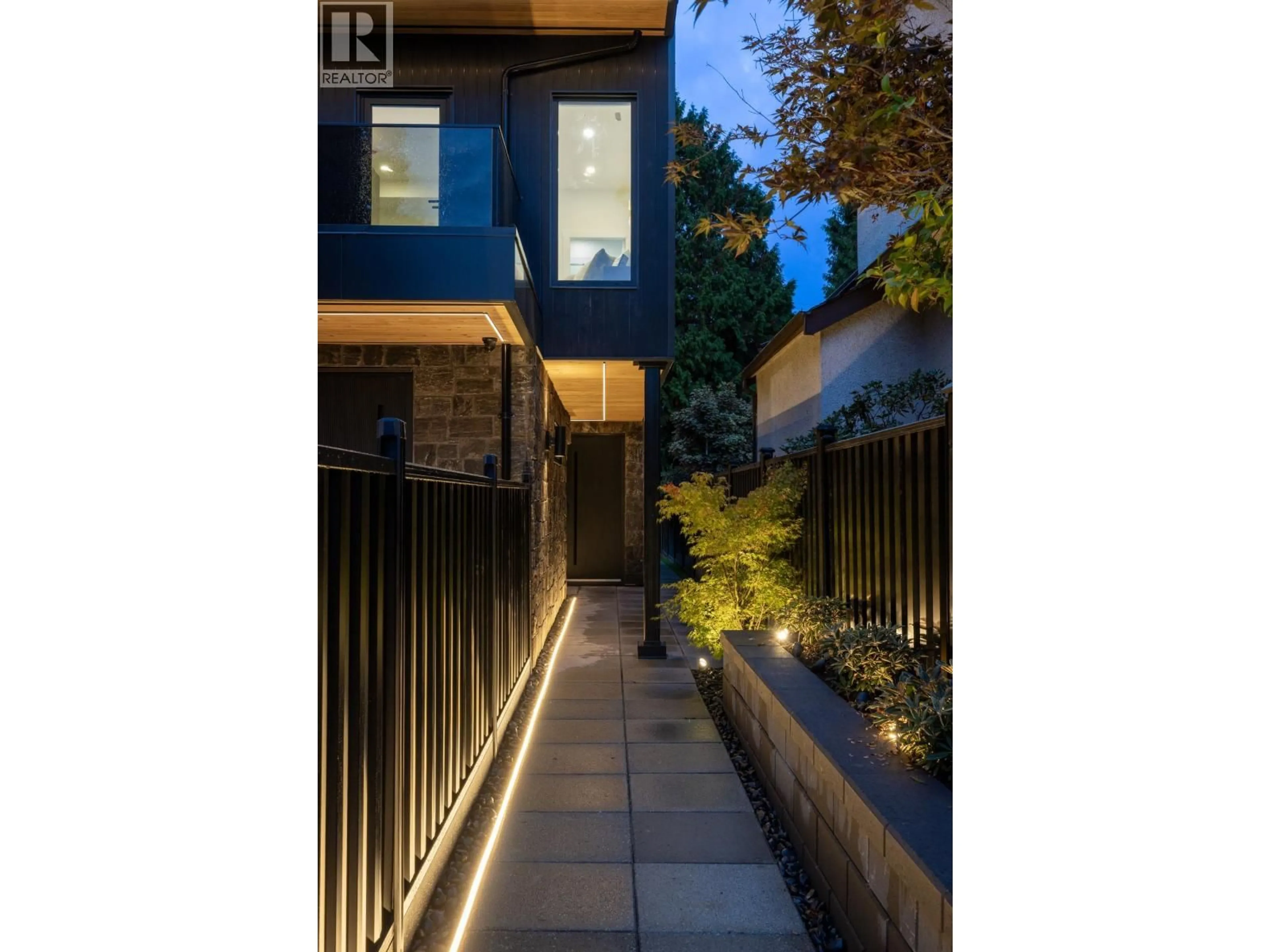 Unknown for 2 - 2145 NAPIER STREET, Vancouver British Columbia V5L2P1
