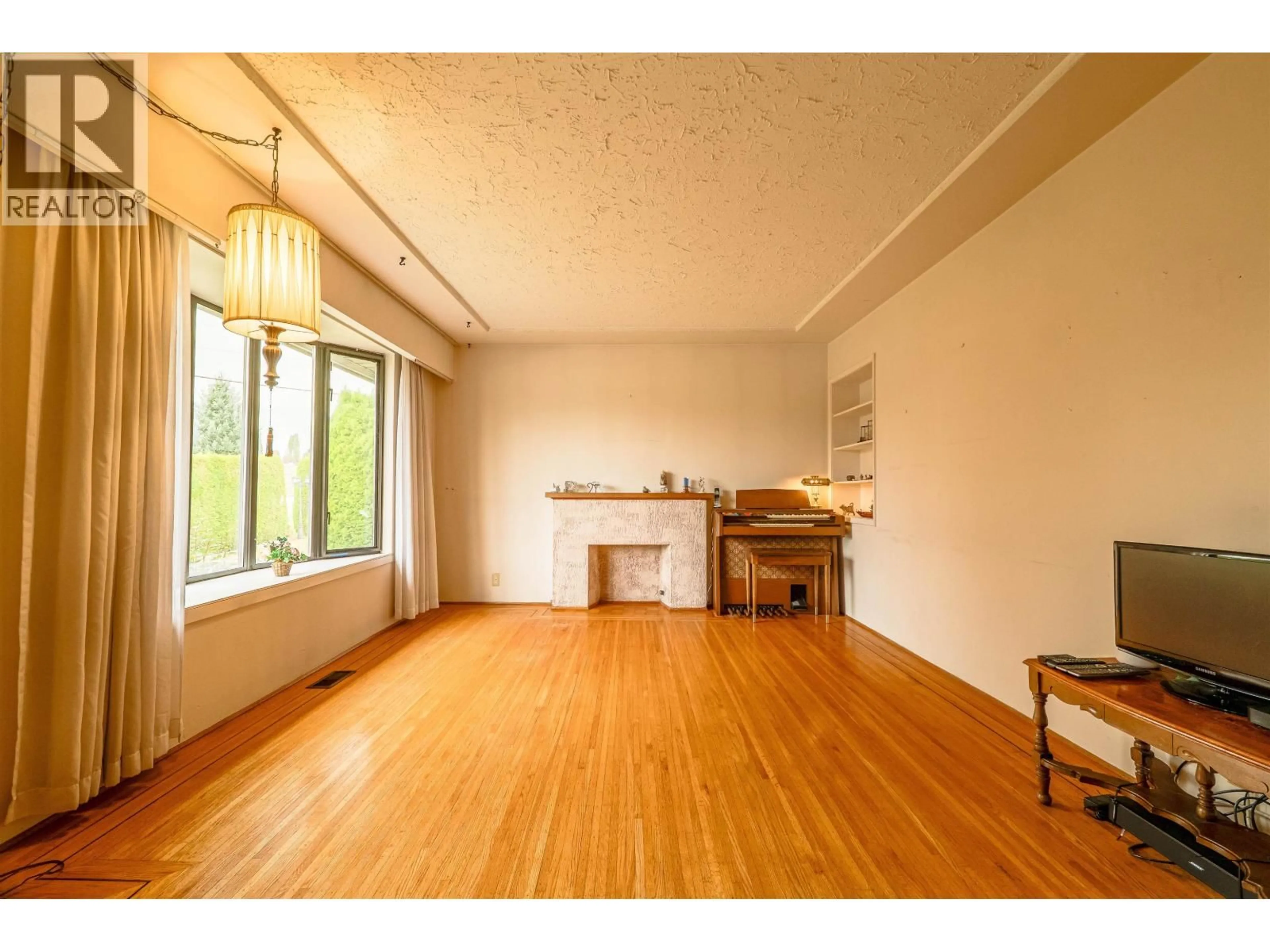 A pic of a room for 4638 ROYAL OAK AVENUE, Burnaby British Columbia V5G3M5