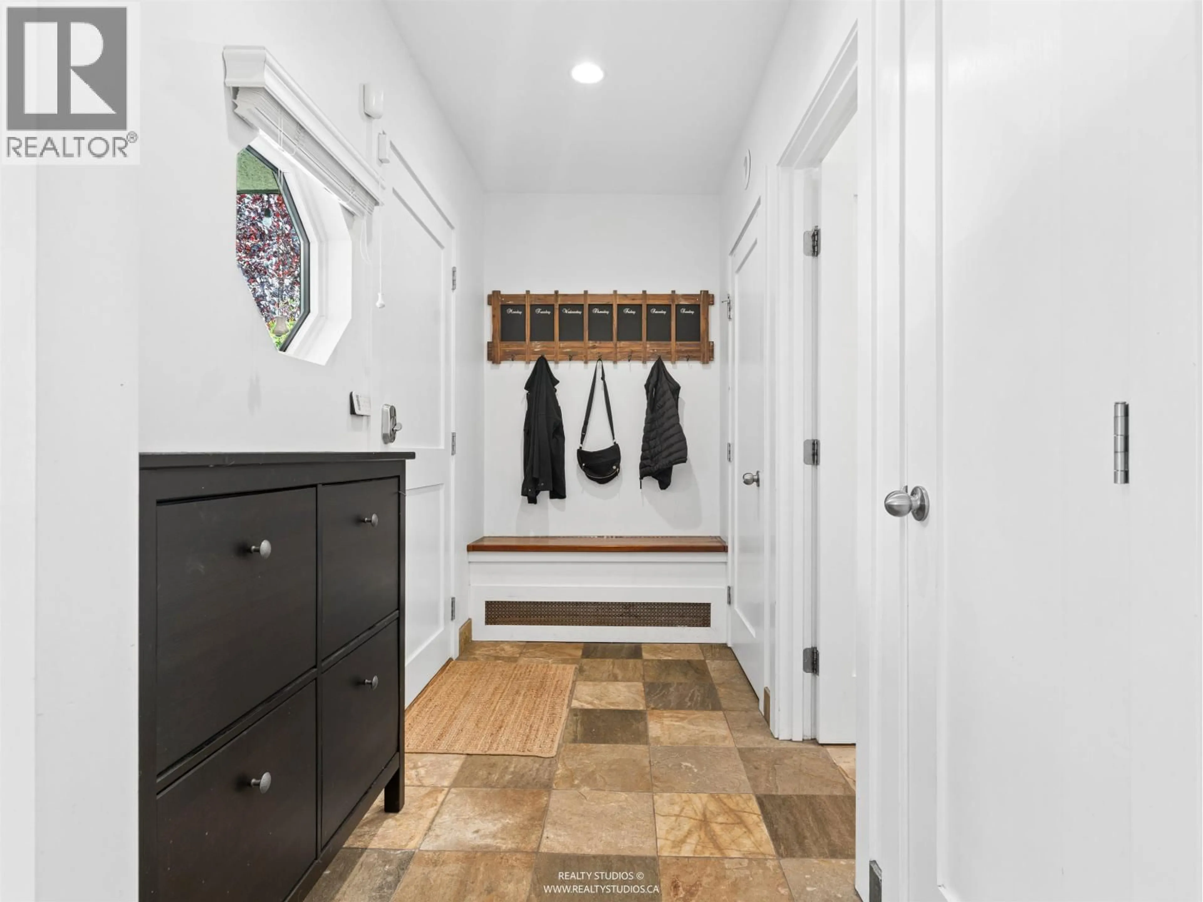 Indoor entryway for 558 19TH AVENUE, Vancouver British Columbia V5Z1V6