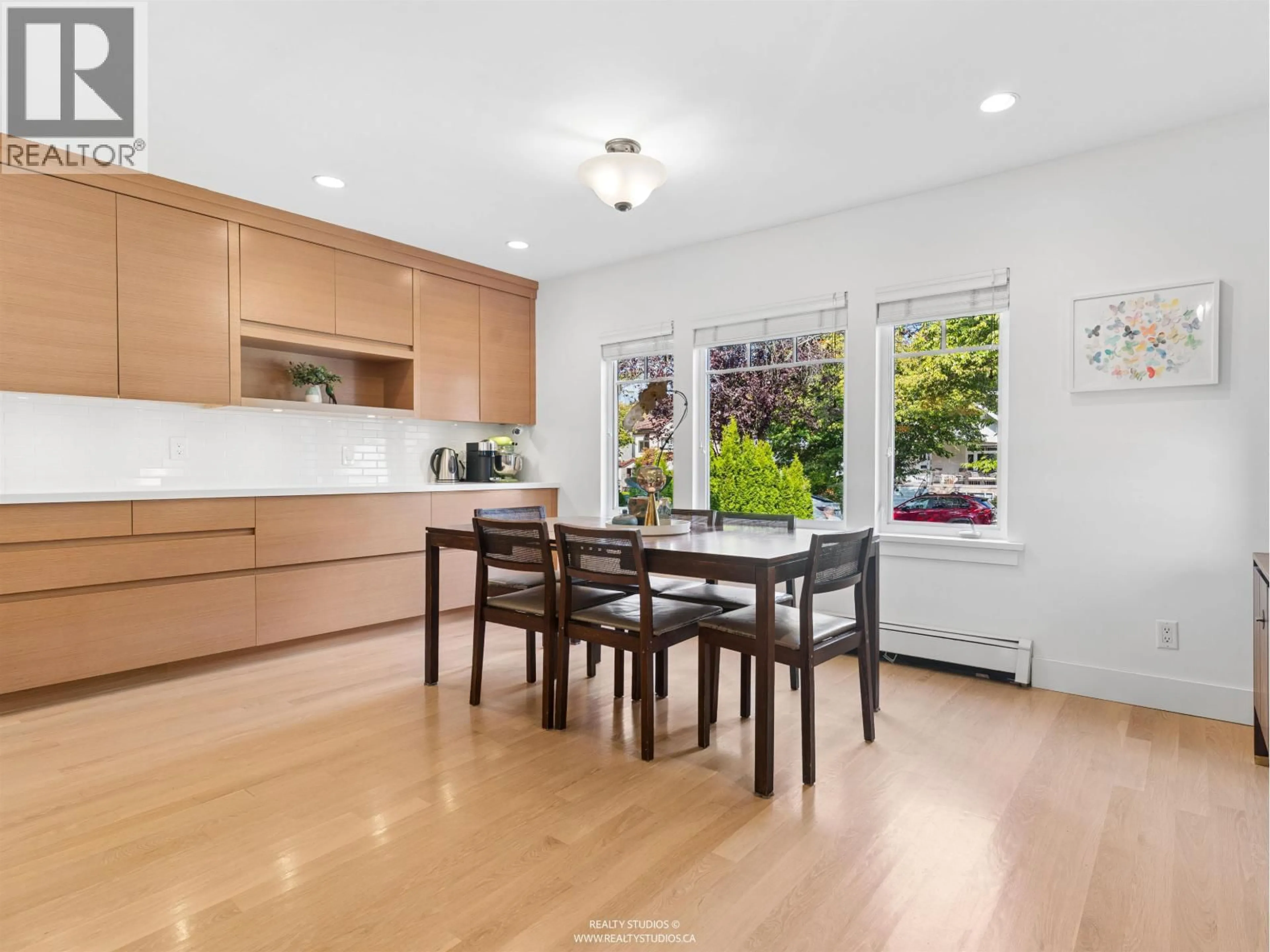 Open concept kitchen, wood/laminate floor for 558 19TH AVENUE, Vancouver British Columbia V5Z1V6