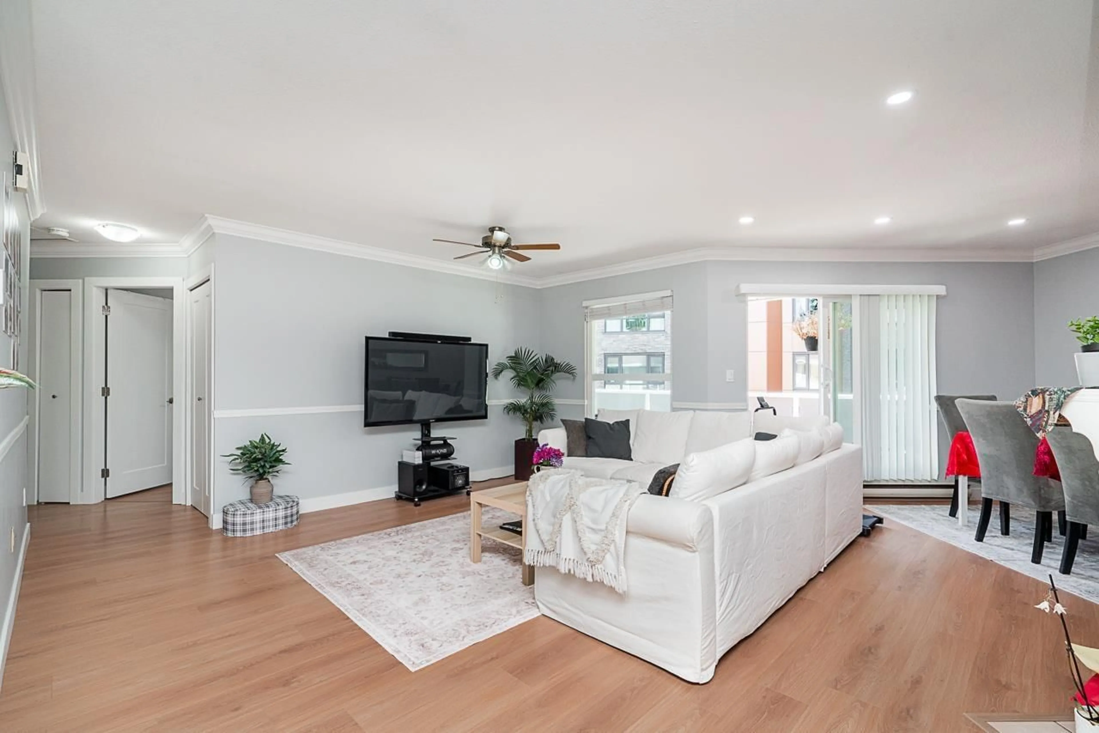 Living room with furniture, wood/laminate floor for 51 - 14840 100 AVENUE, Surrey British Columbia V3R9M3