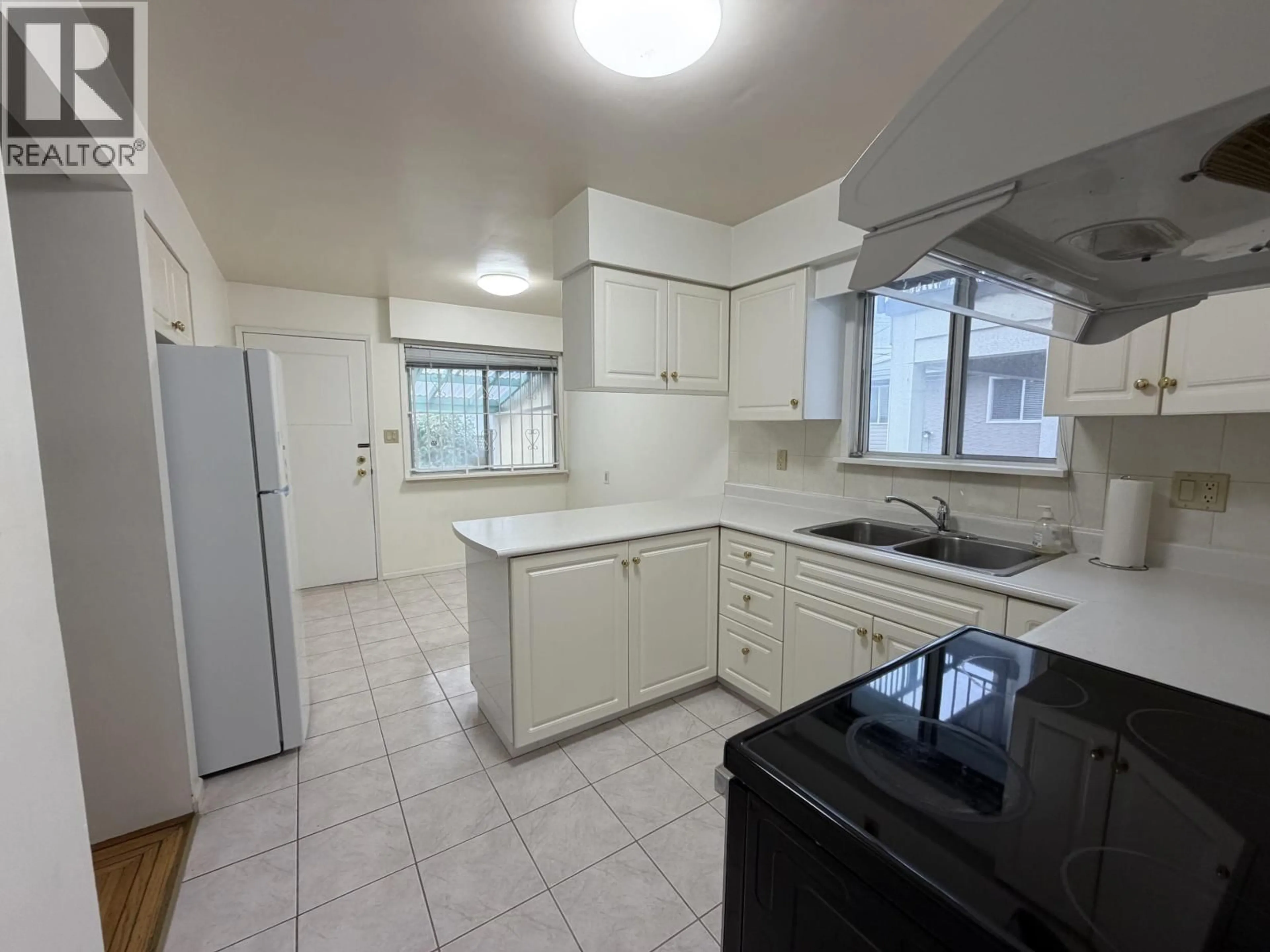 Standard kitchen, unknown for 77 W 62ND AVENUE, Vancouver British Columbia V5X2C9