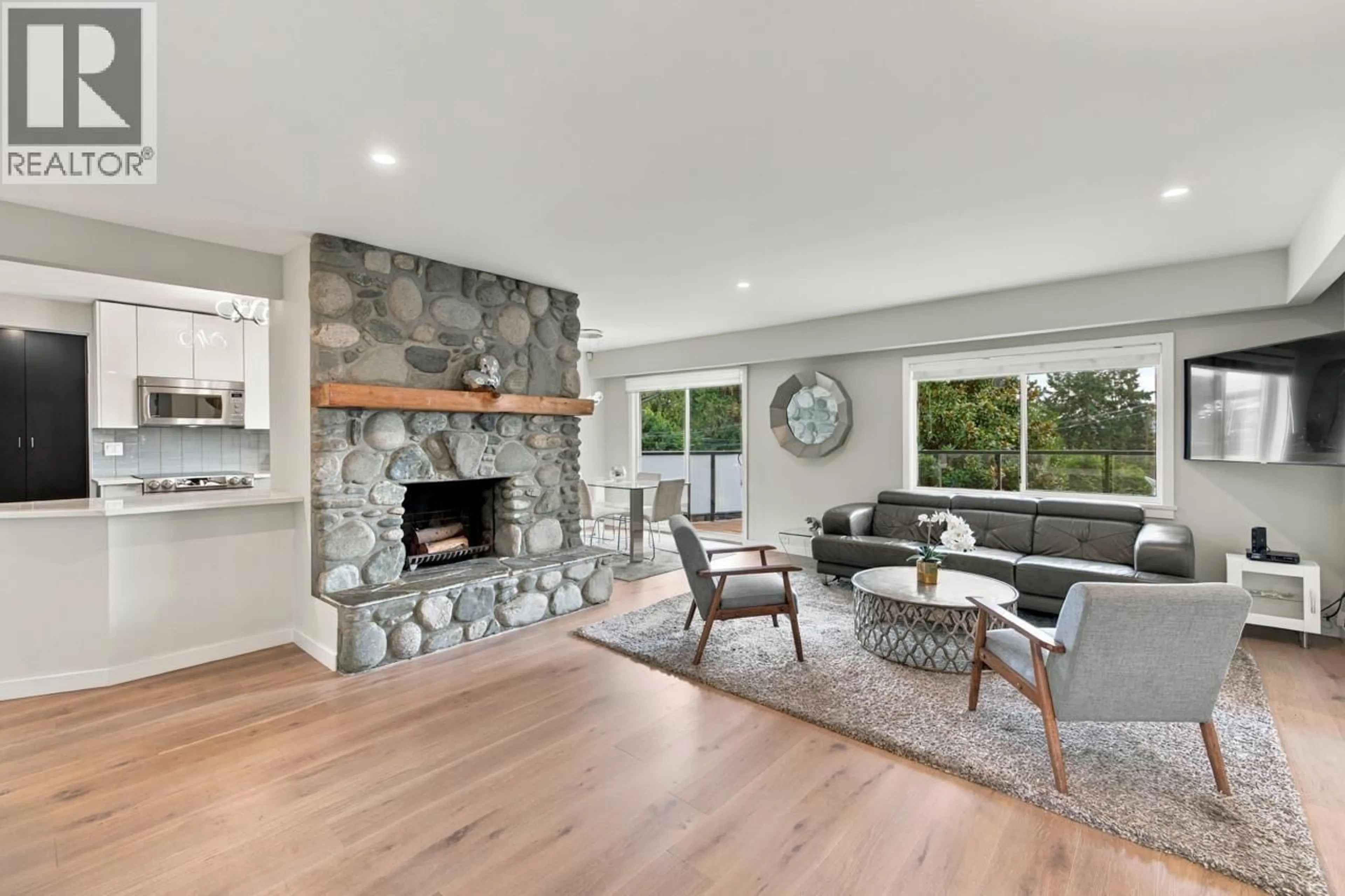 Living room with furniture, unknown for 1103 CLOVERLEY STREET, North Vancouver British Columbia V7L1N7