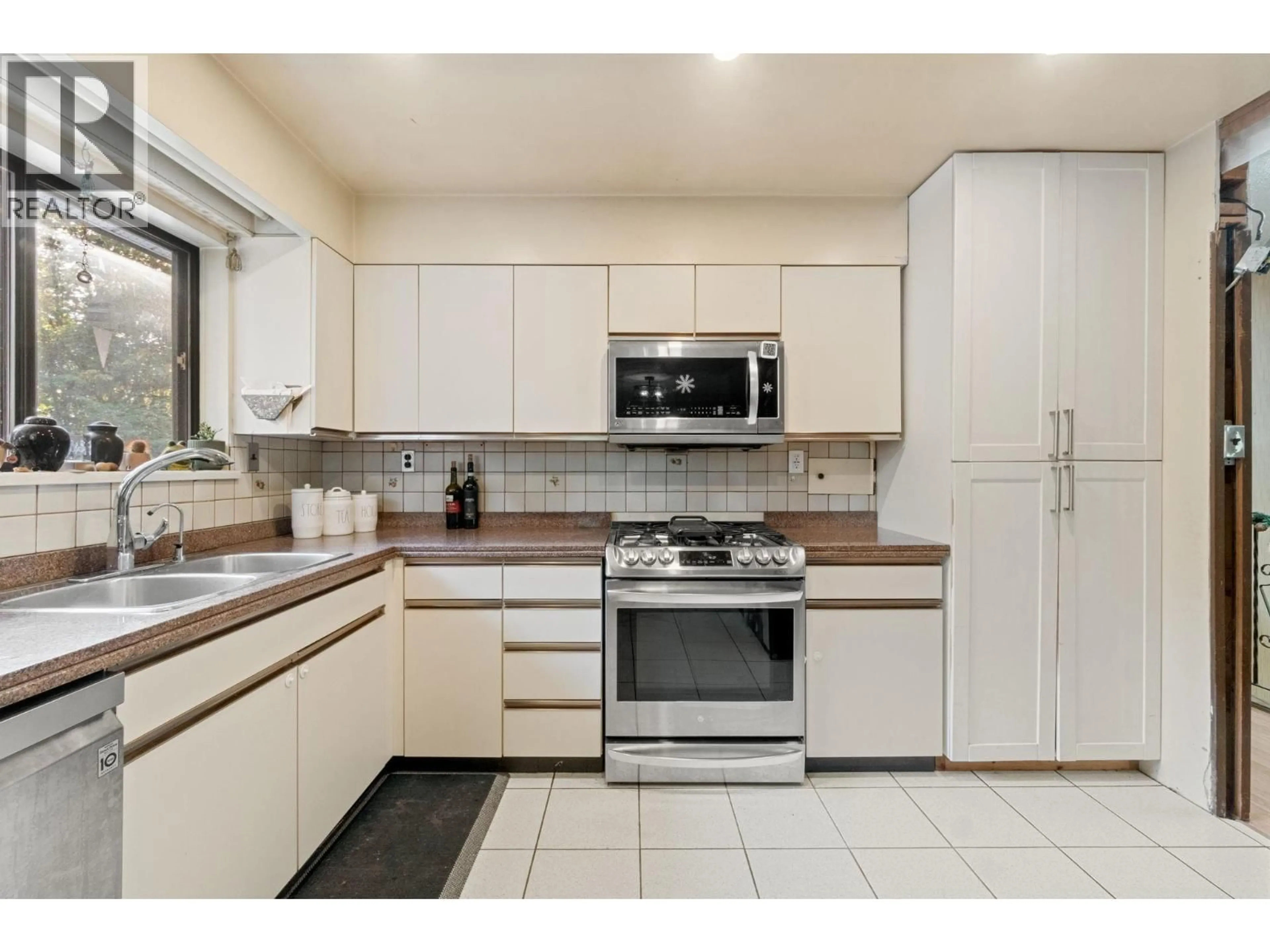 Standard kitchen, ceramic/tile floor for 3278 COY AVENUE, Coquitlam British Columbia V3E3H3