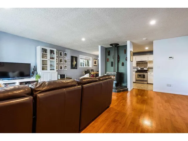 8880 ALLARD STREET, Chilliwack 5