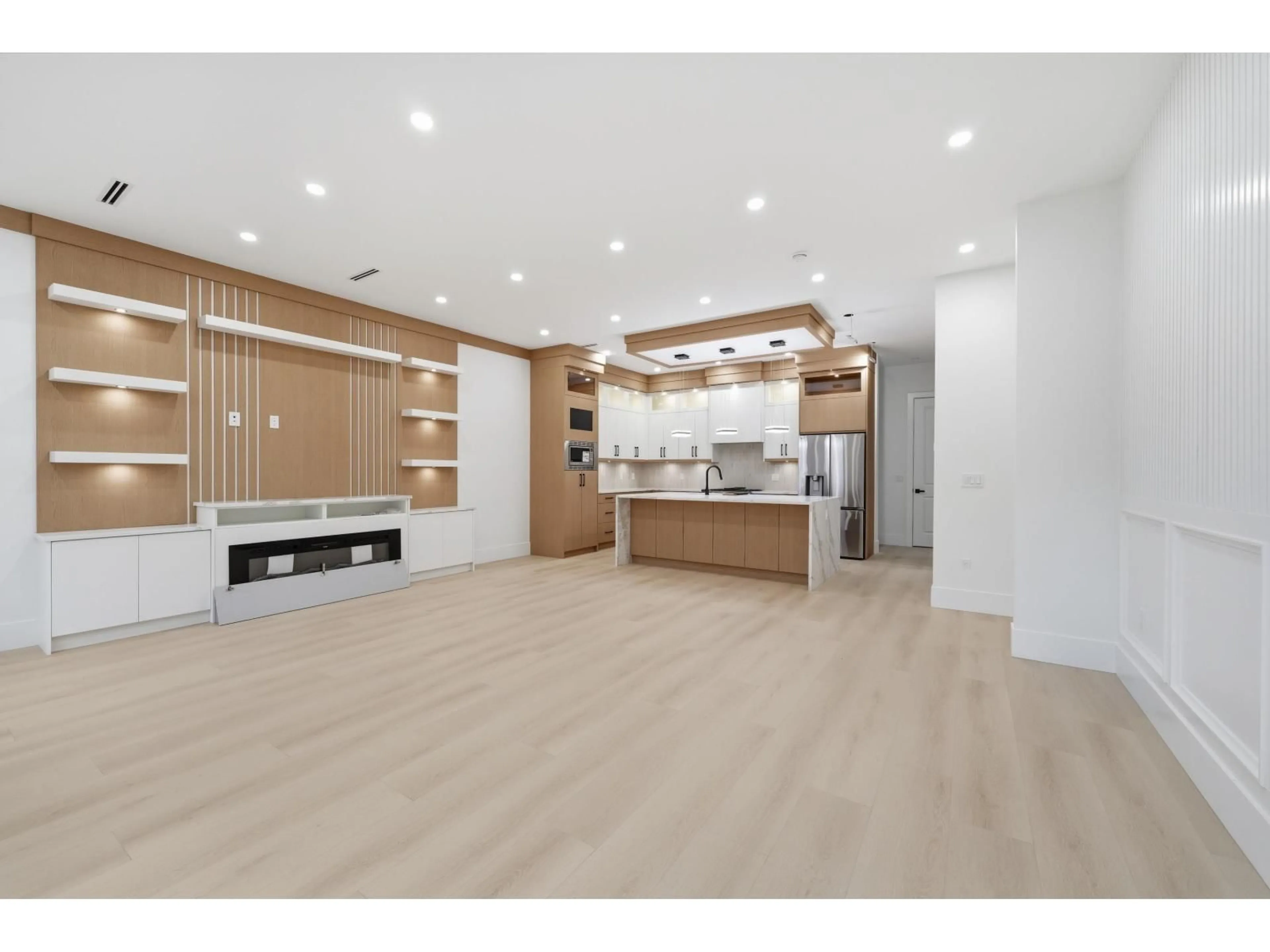 Open concept kitchen, wood/laminate floor for 1 - 9550 126 STREET, Surrey British Columbia V3V5C8