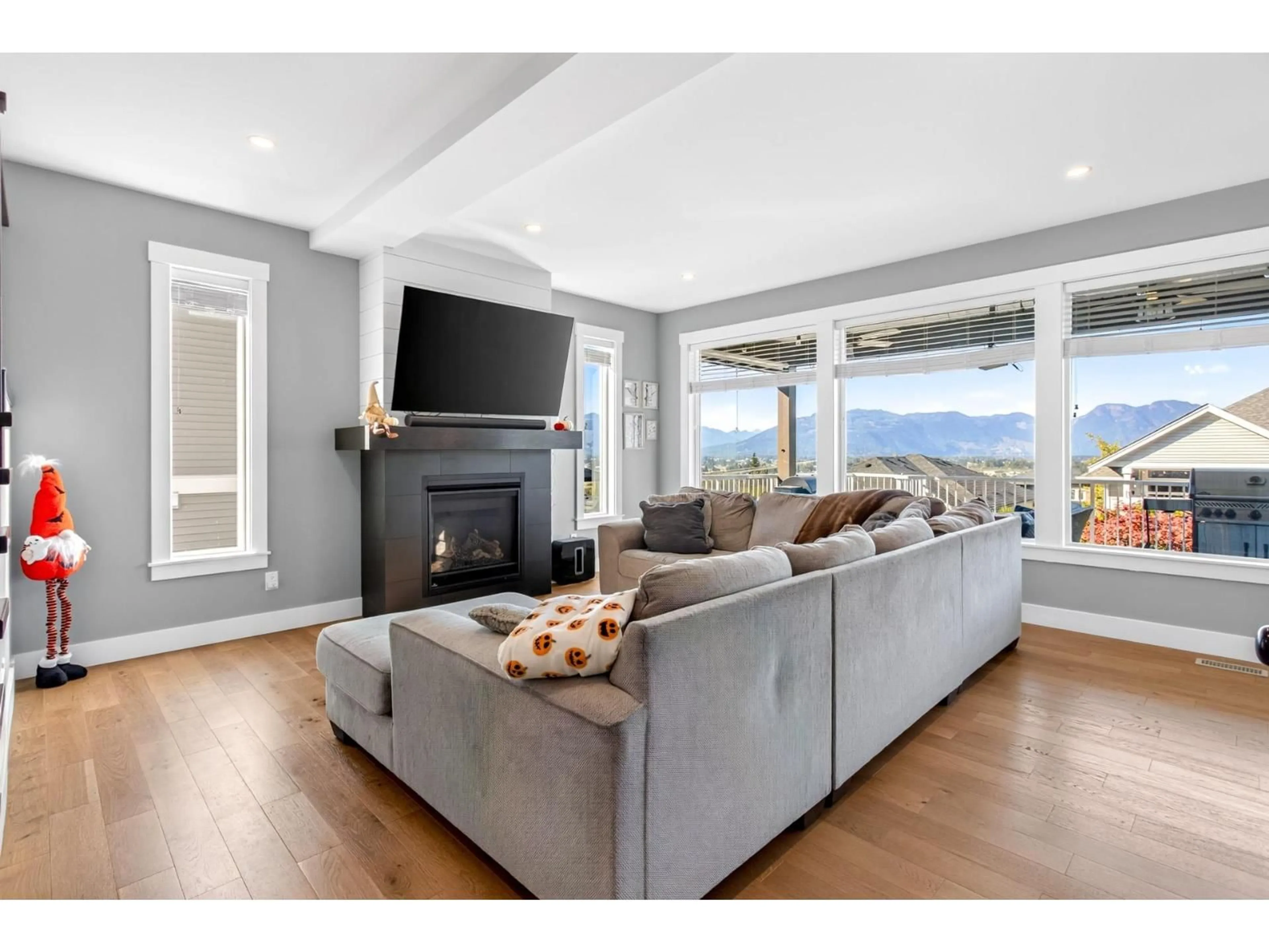 Living room with furniture, unknown for 51067 COLERAINE AVENUE, Chilliwack British Columbia V4Z0C1