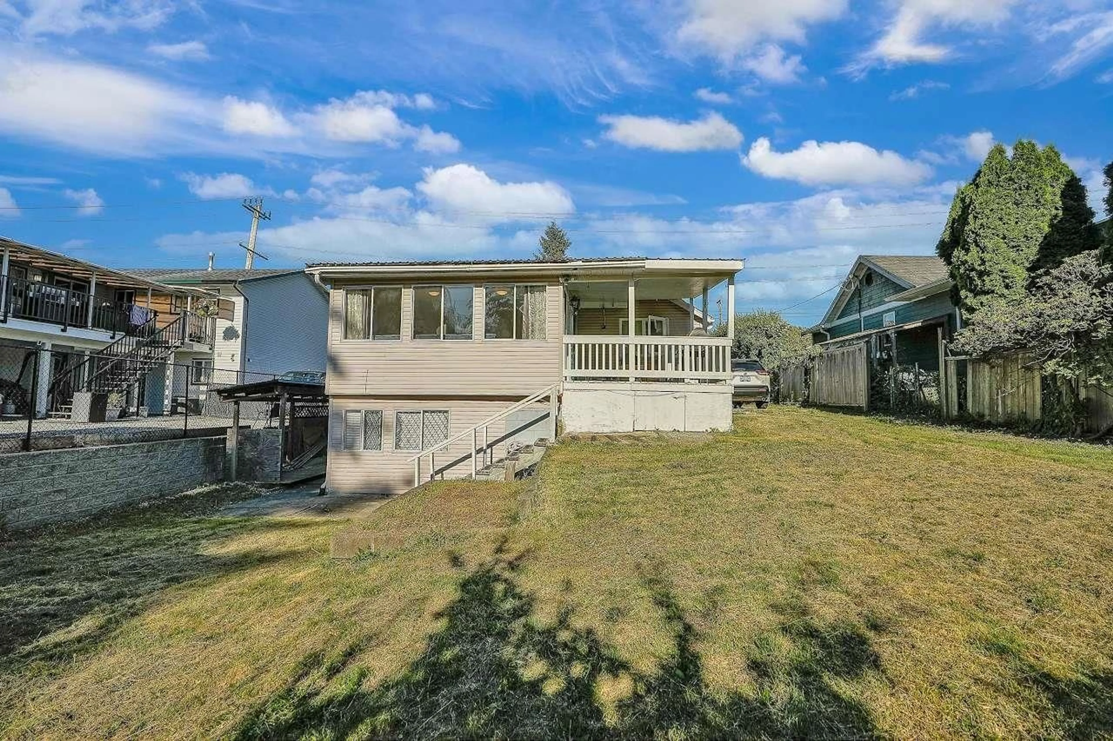 A pic from outside/outdoor area/front of a property/back of a property/a pic from drone, unknown for 7697 CEDAR STREET, Mission British Columbia V2V3M6