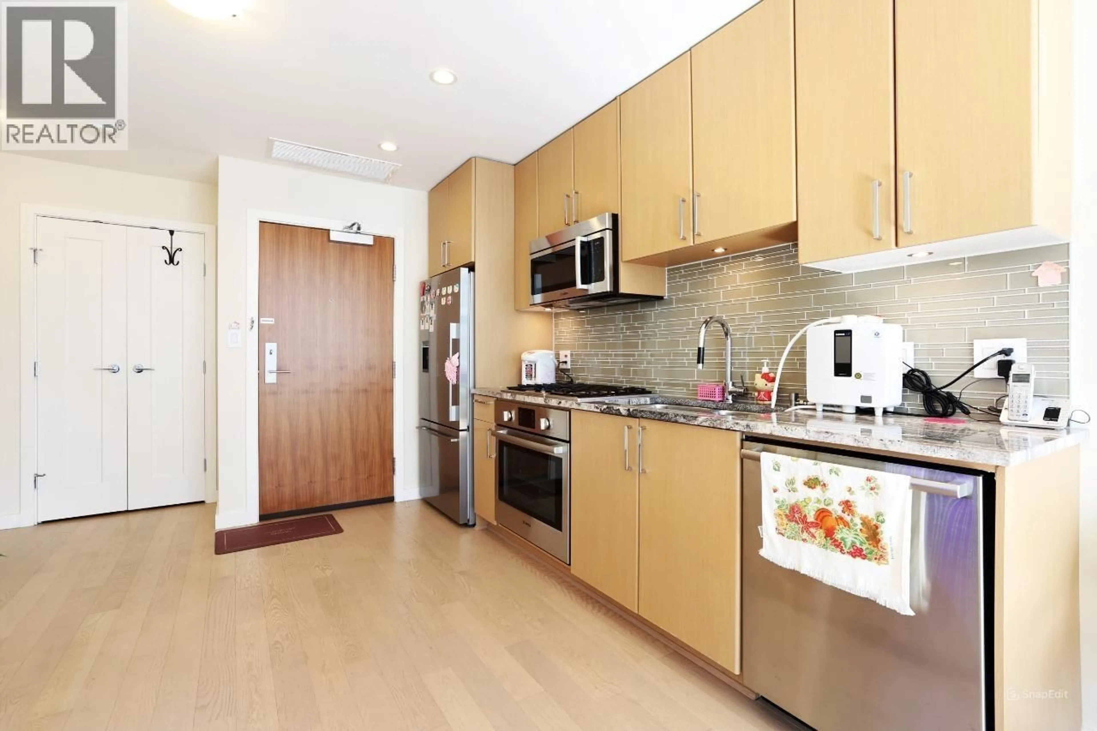 Standard kitchen, unknown for 1011 - 38 1ST AVENUE, Vancouver British Columbia V5Y0K3