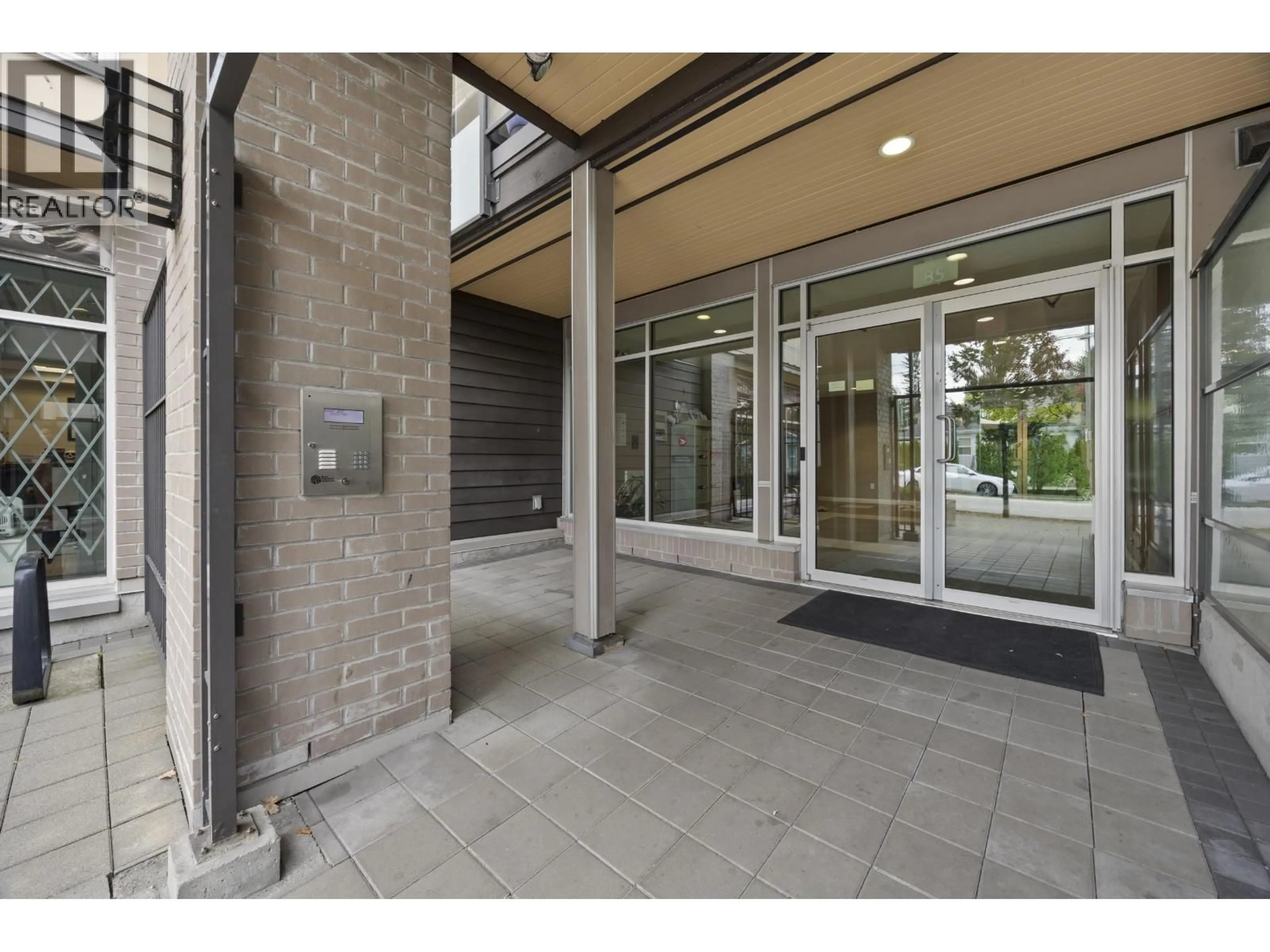 Indoor foyer for 319 - 85 EIGHTH AVENUE, New Westminster British Columbia V3L0E9