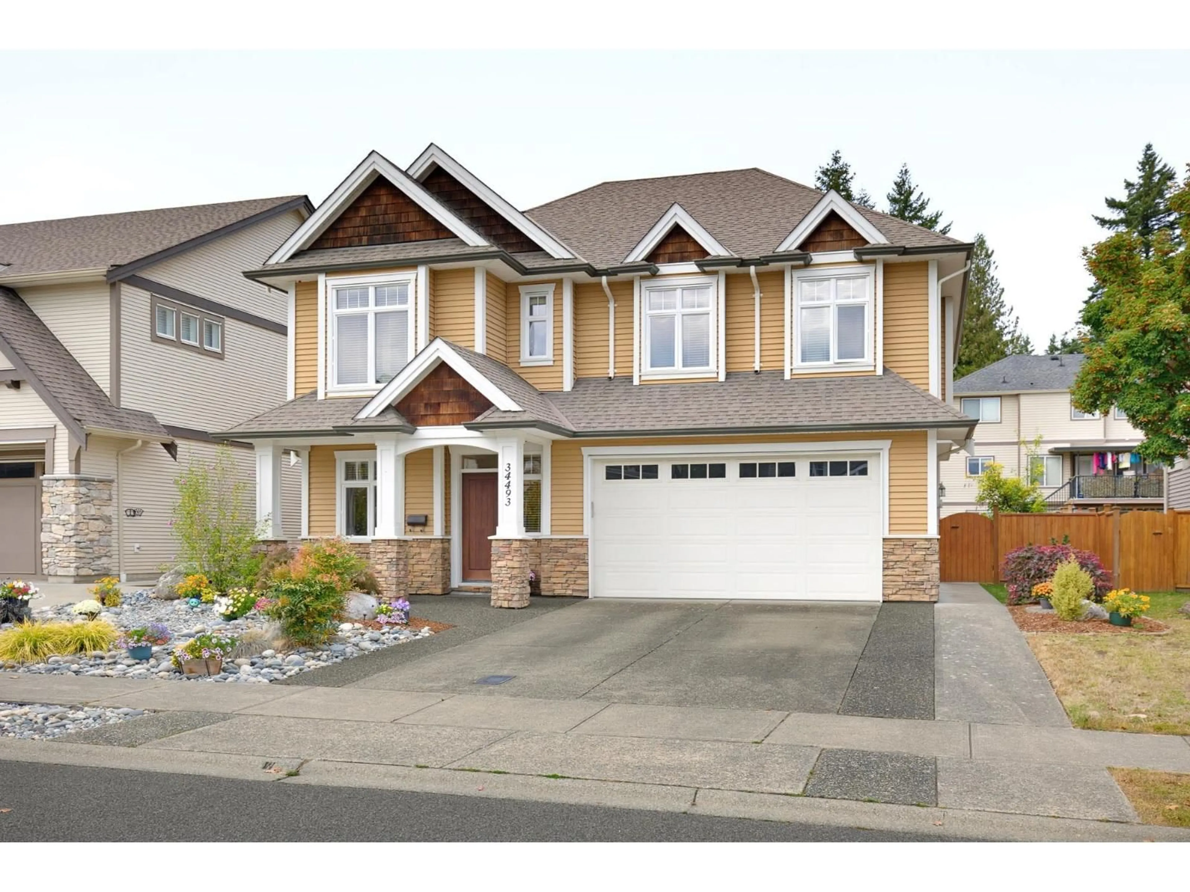 Home with vinyl exterior material, street for 34493 MARCLIFFE PLACE, Abbotsford British Columbia V2S0B4