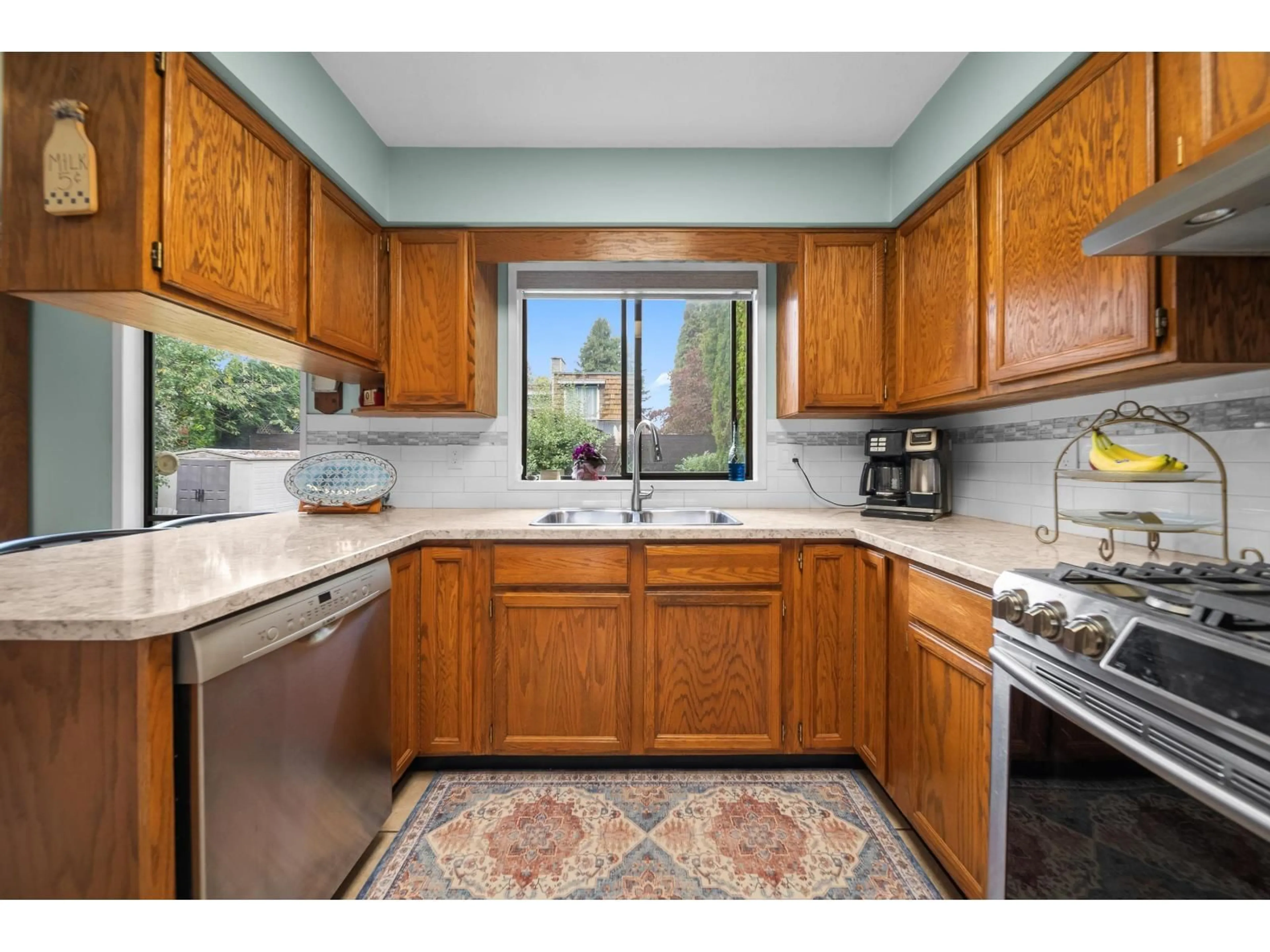Standard kitchen, ceramic/tile floor for 34629 IMMEL STREET, Abbotsford British Columbia V2S4T8