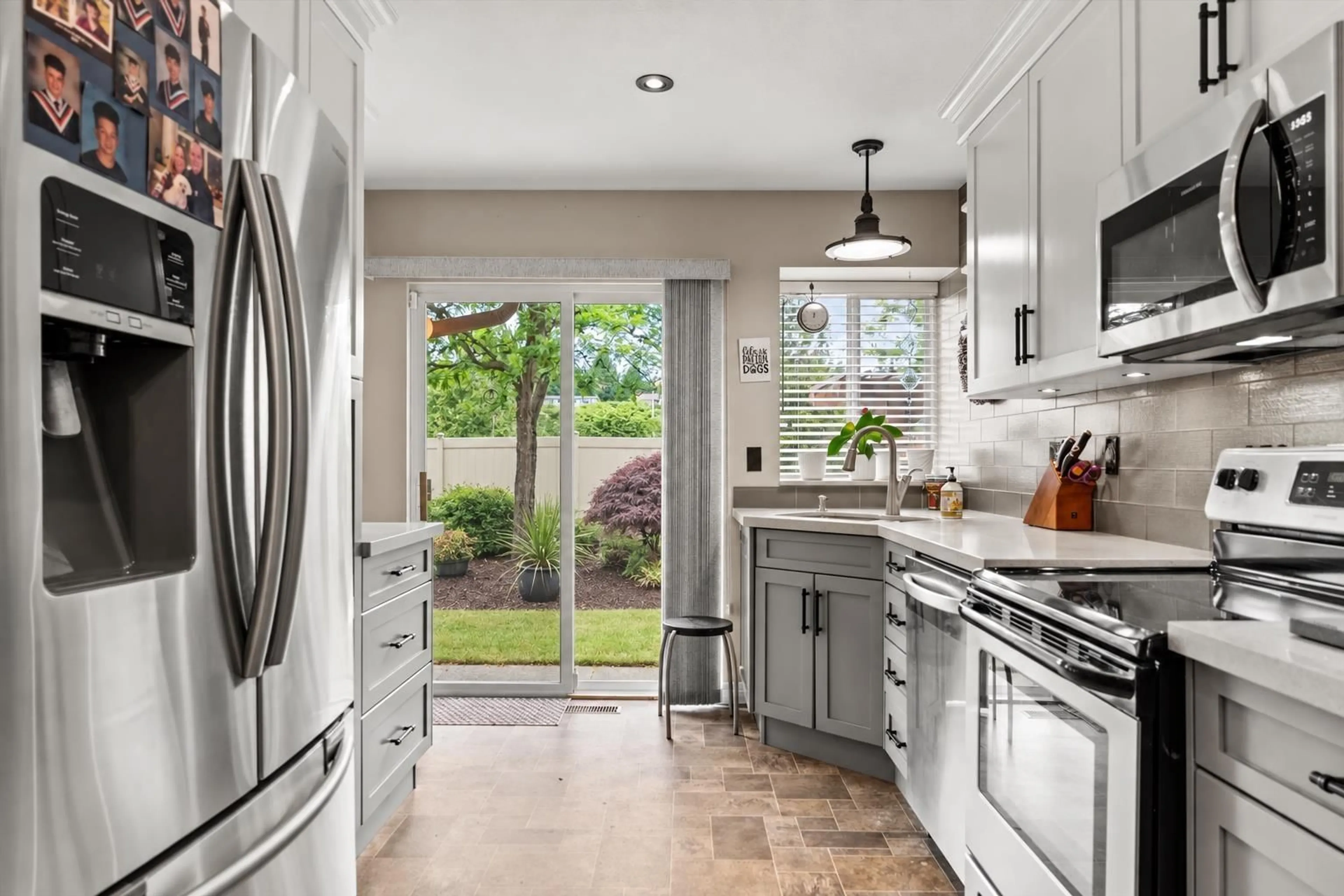 Contemporary kitchen, ceramic/tile floor for 37 - 2525 YALE COURT, Abbotsford British Columbia V2S8G9