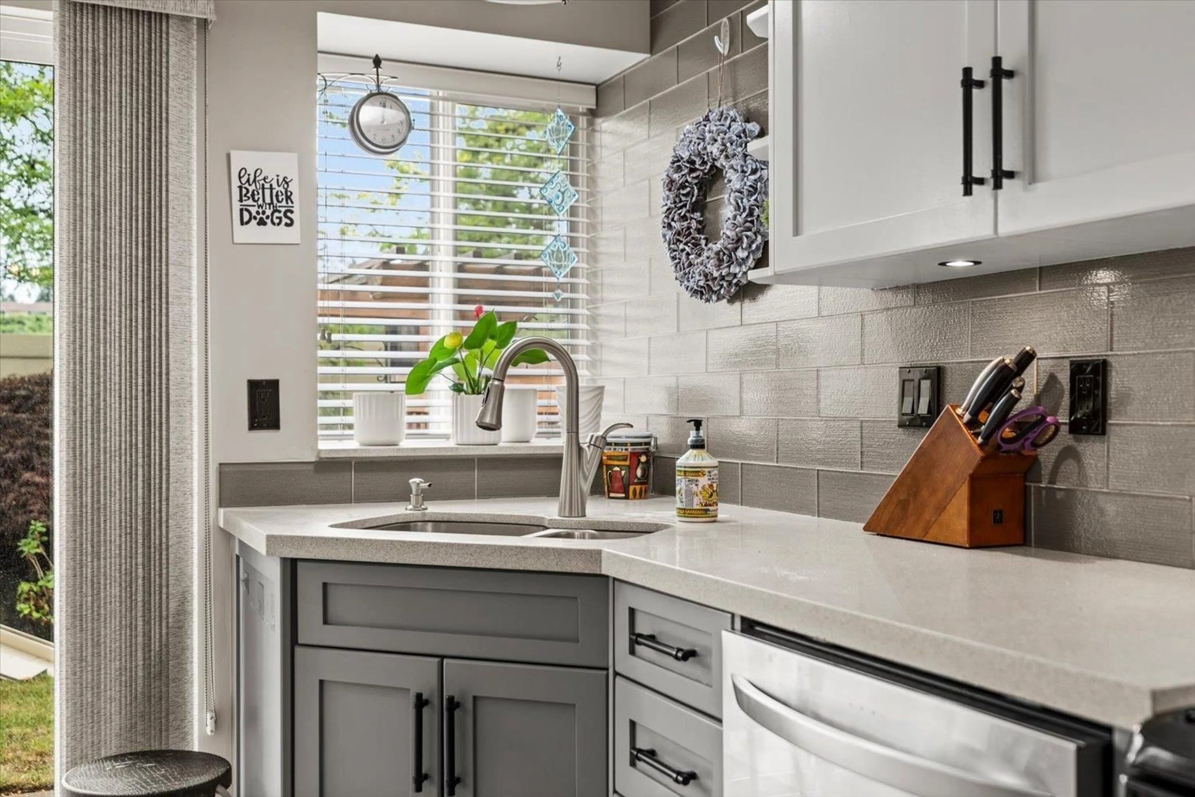 Contemporary kitchen, ceramic/tile floor for 37 - 2525 YALE COURT, Abbotsford British Columbia V2S8G9