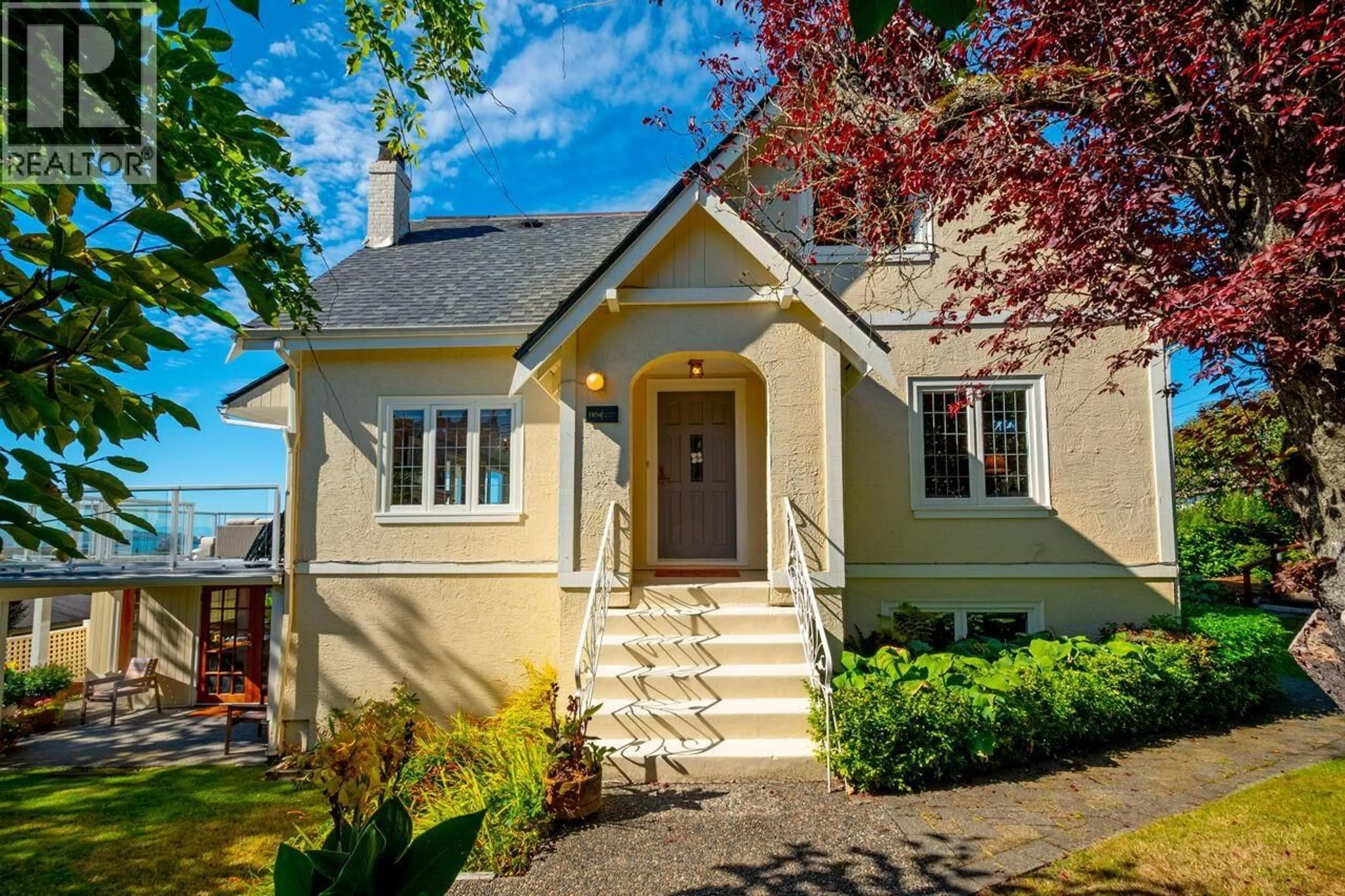 Home with vinyl exterior material, street for 1104 ESQUIMALT AVENUE, West Vancouver British Columbia V7T1K1