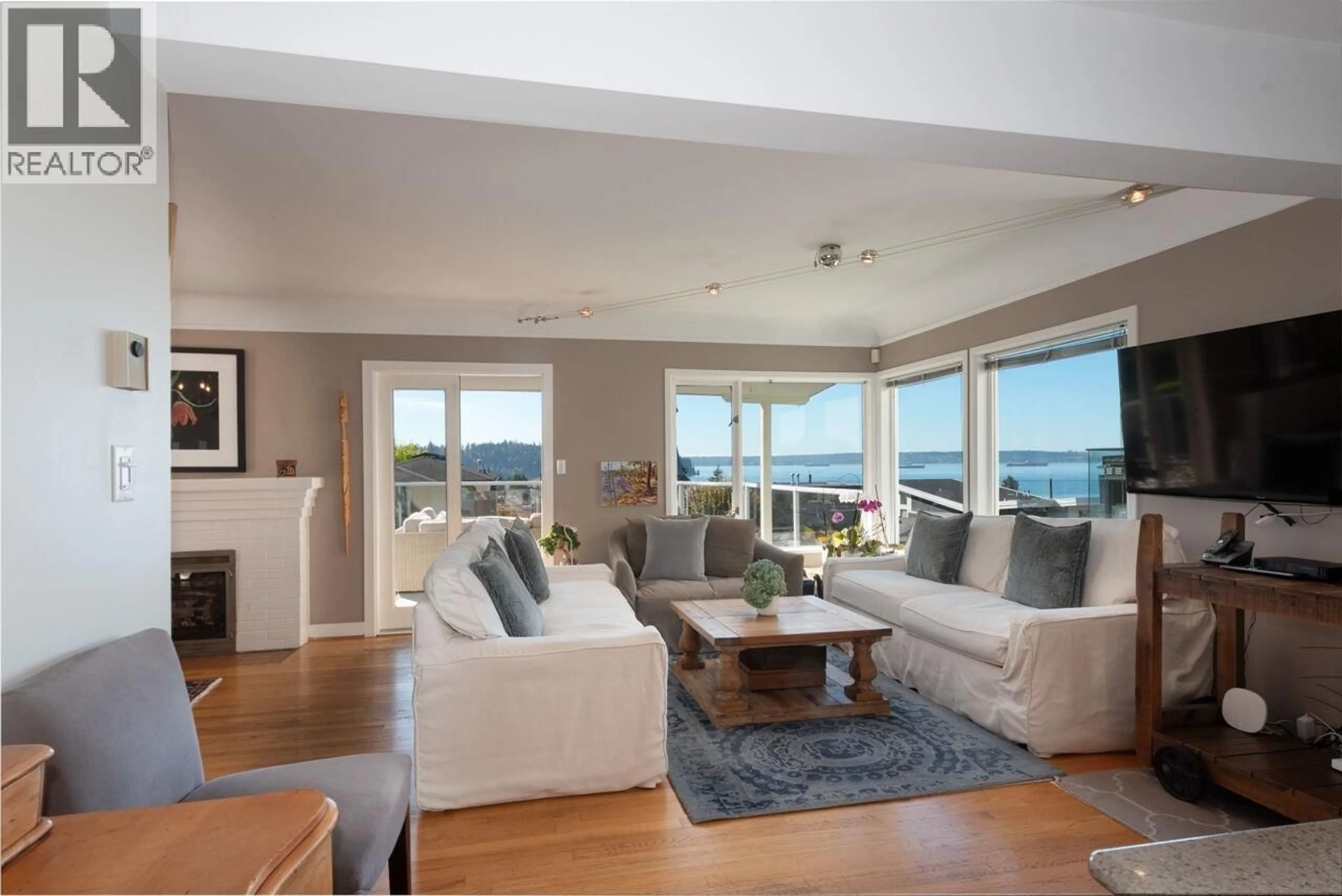 Living room with furniture, unknown for 1104 ESQUIMALT AVENUE, West Vancouver British Columbia V7T1K1