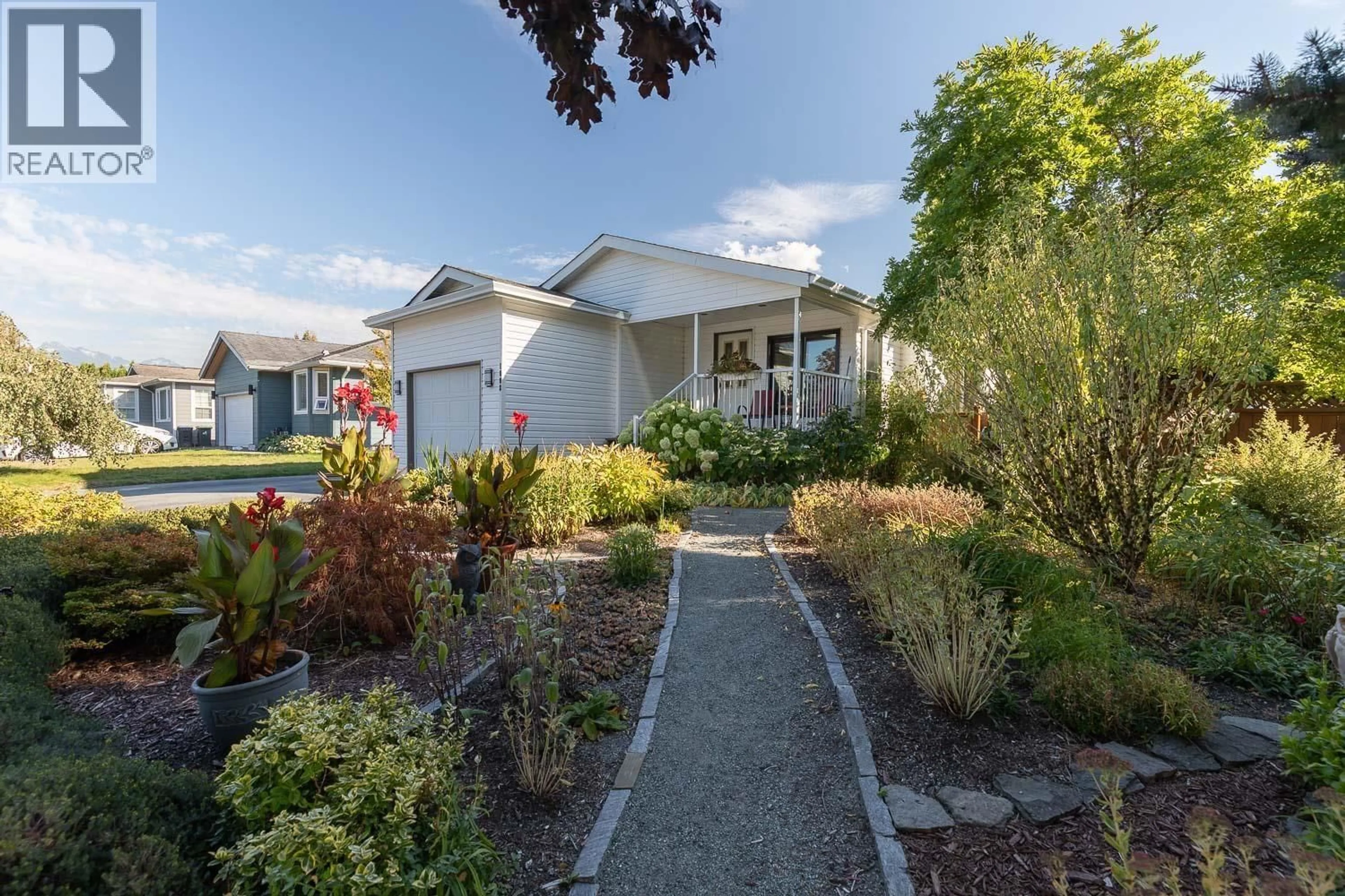 A pic from outside/outdoor area/front of a property/back of a property/a pic from drone, street for 1008 EDGEWATER CRESCENT, Squamish British Columbia V6B0B2