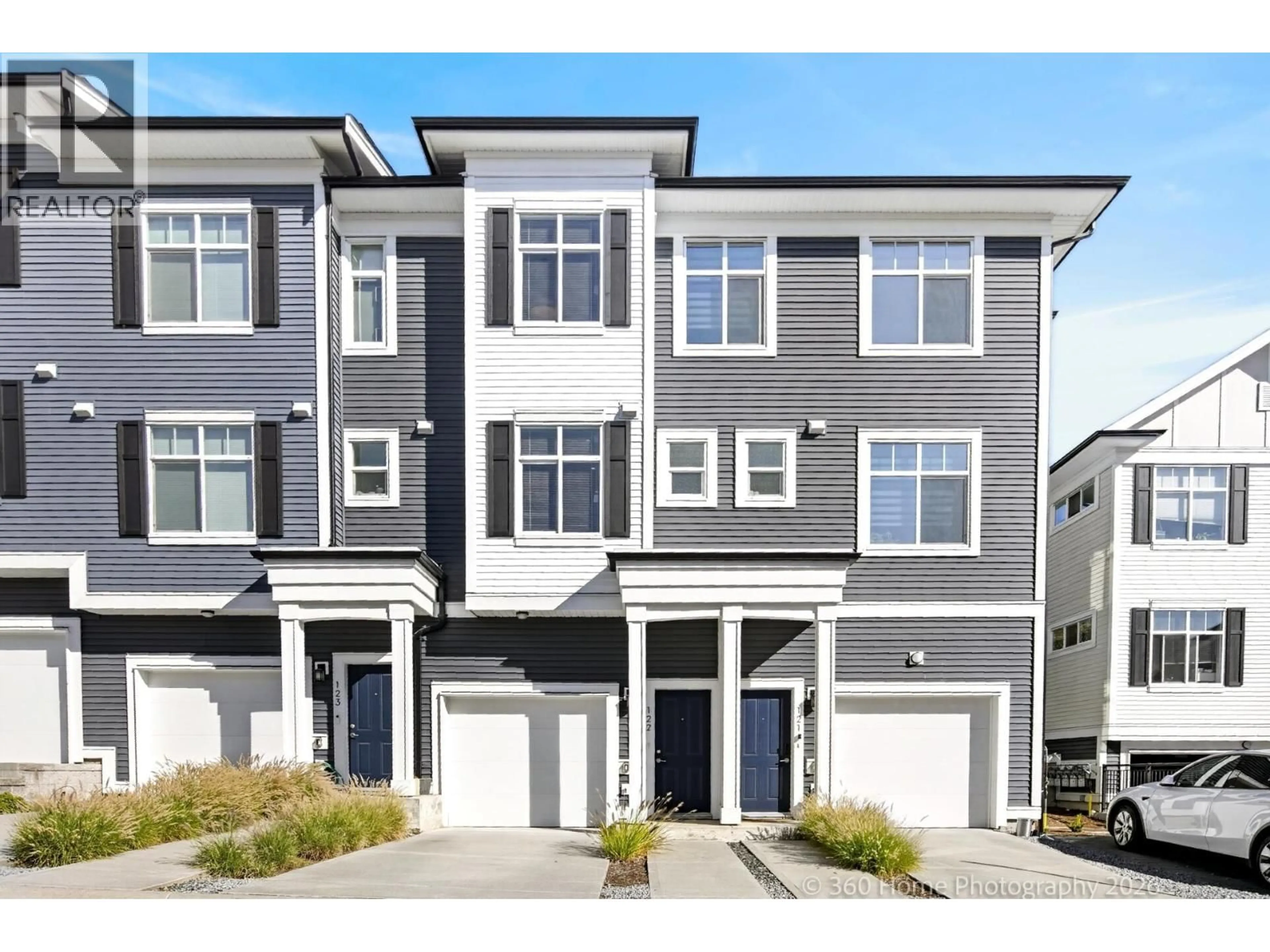 Home with vinyl exterior material, street for 122 - 3565 BAYCREST AVENUE, Coquitlam British Columbia V3B2W7