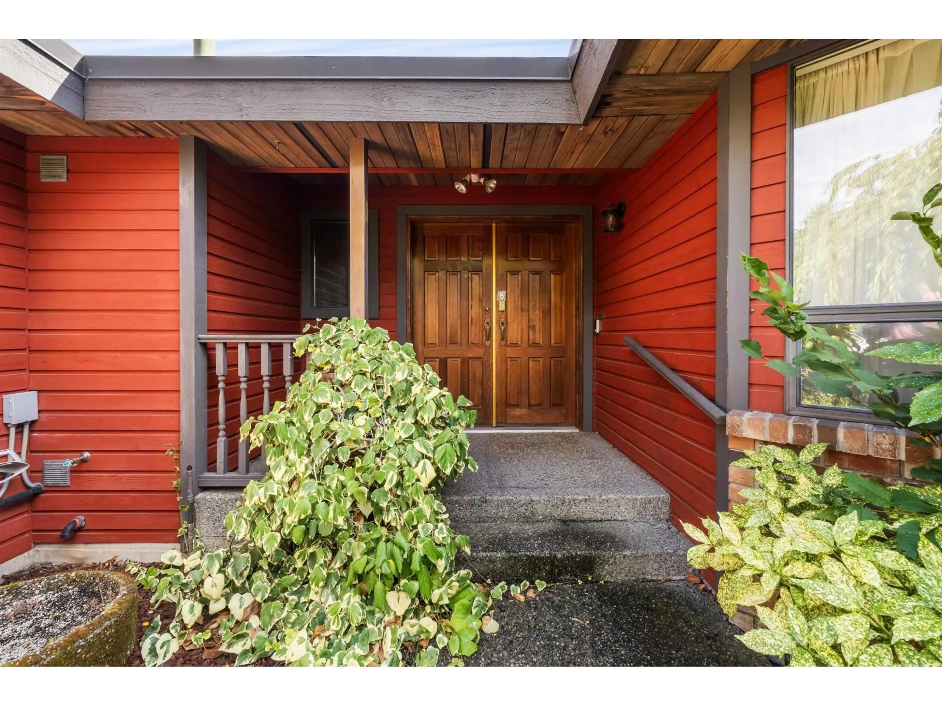Indoor entryway for 2066 149 STREET, Surrey British Columbia V4A8L4