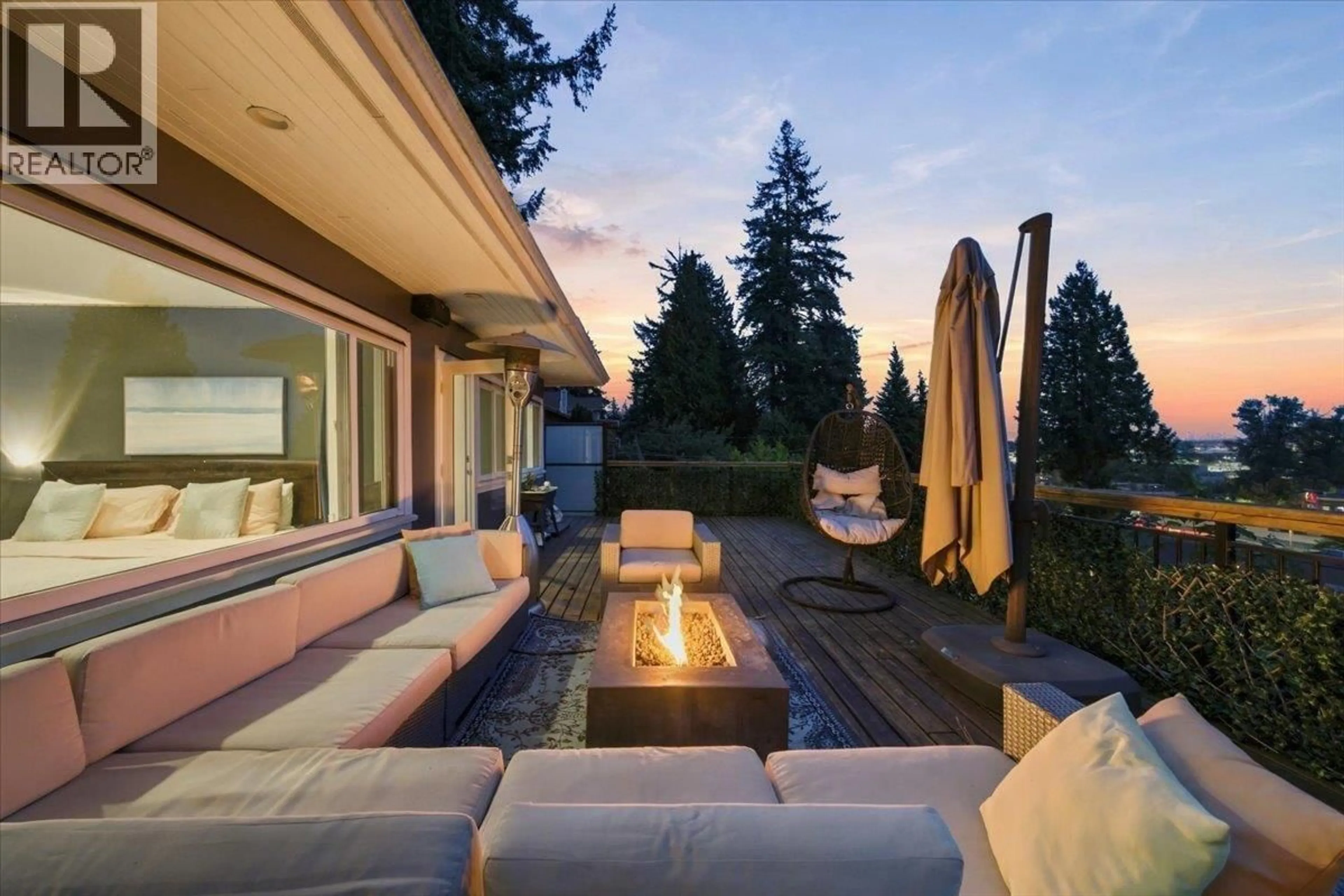 Patio, unknown for 1095 KEITH ROAD, North Vancouver British Columbia V7P1Y6