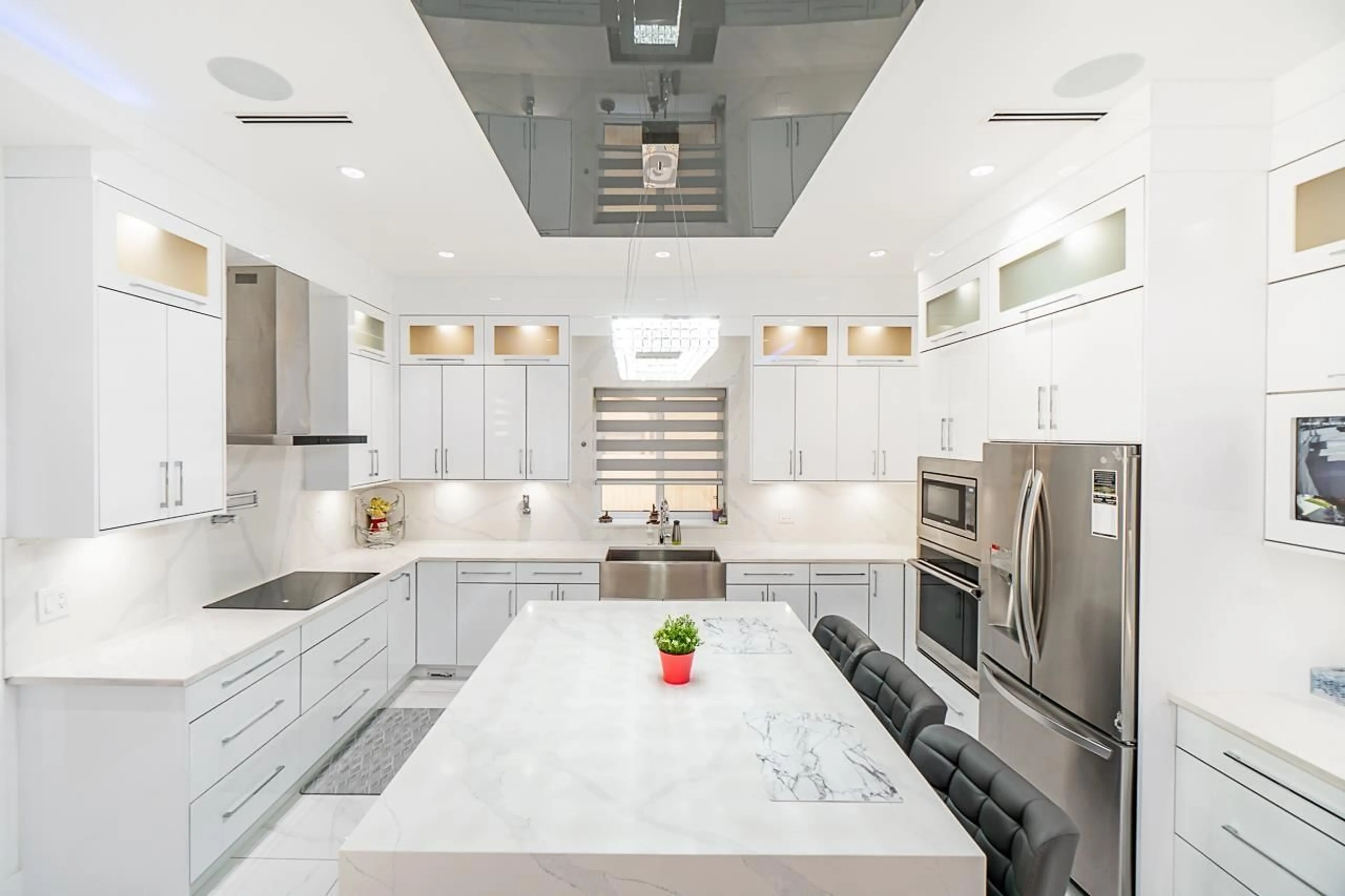 Contemporary kitchen, ceramic/tile floor for 9076 147 STREET, Surrey British Columbia V3R3V7