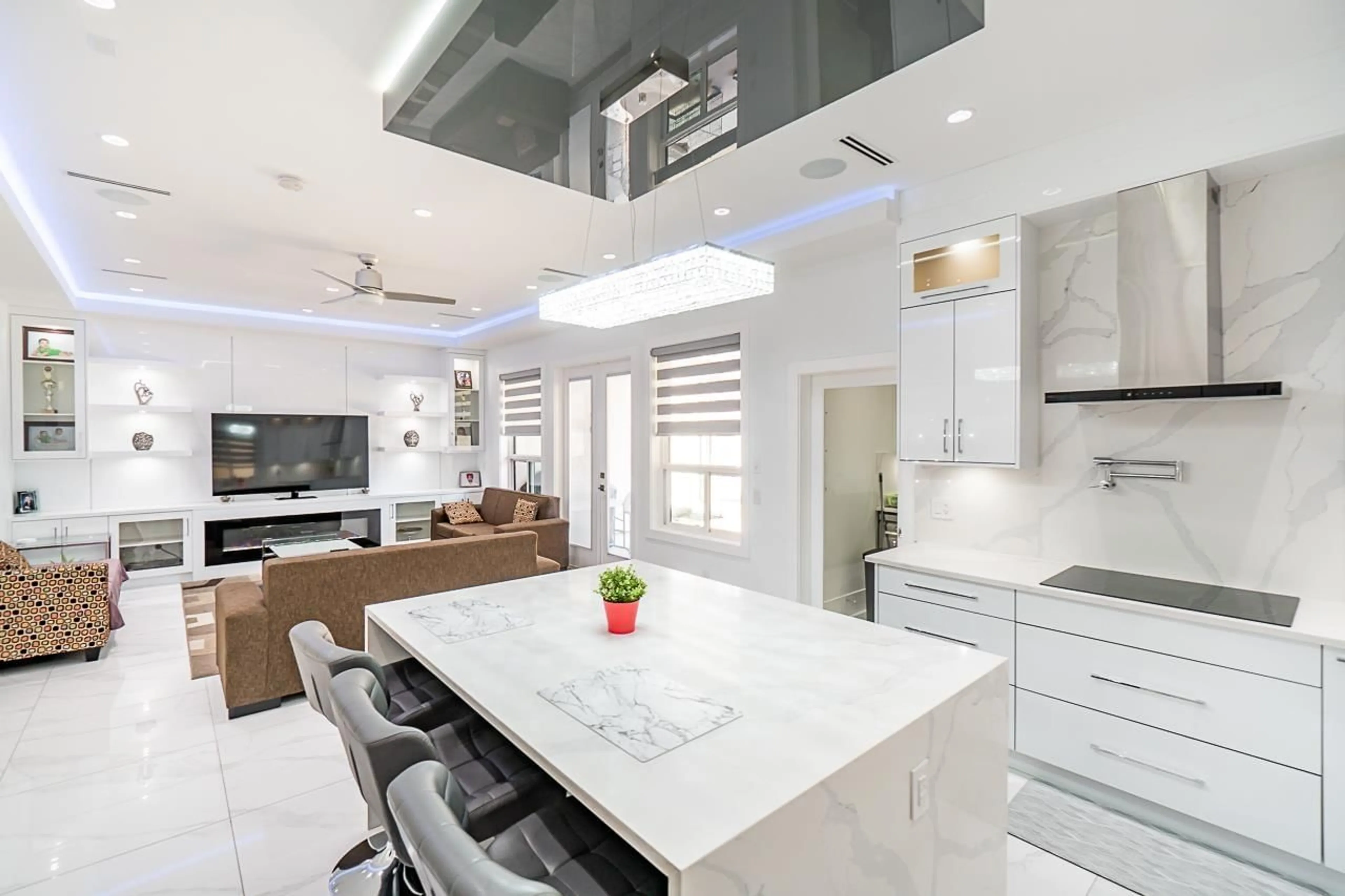 Contemporary kitchen, ceramic/tile floor for 9076 147 STREET, Surrey British Columbia V3R3V7