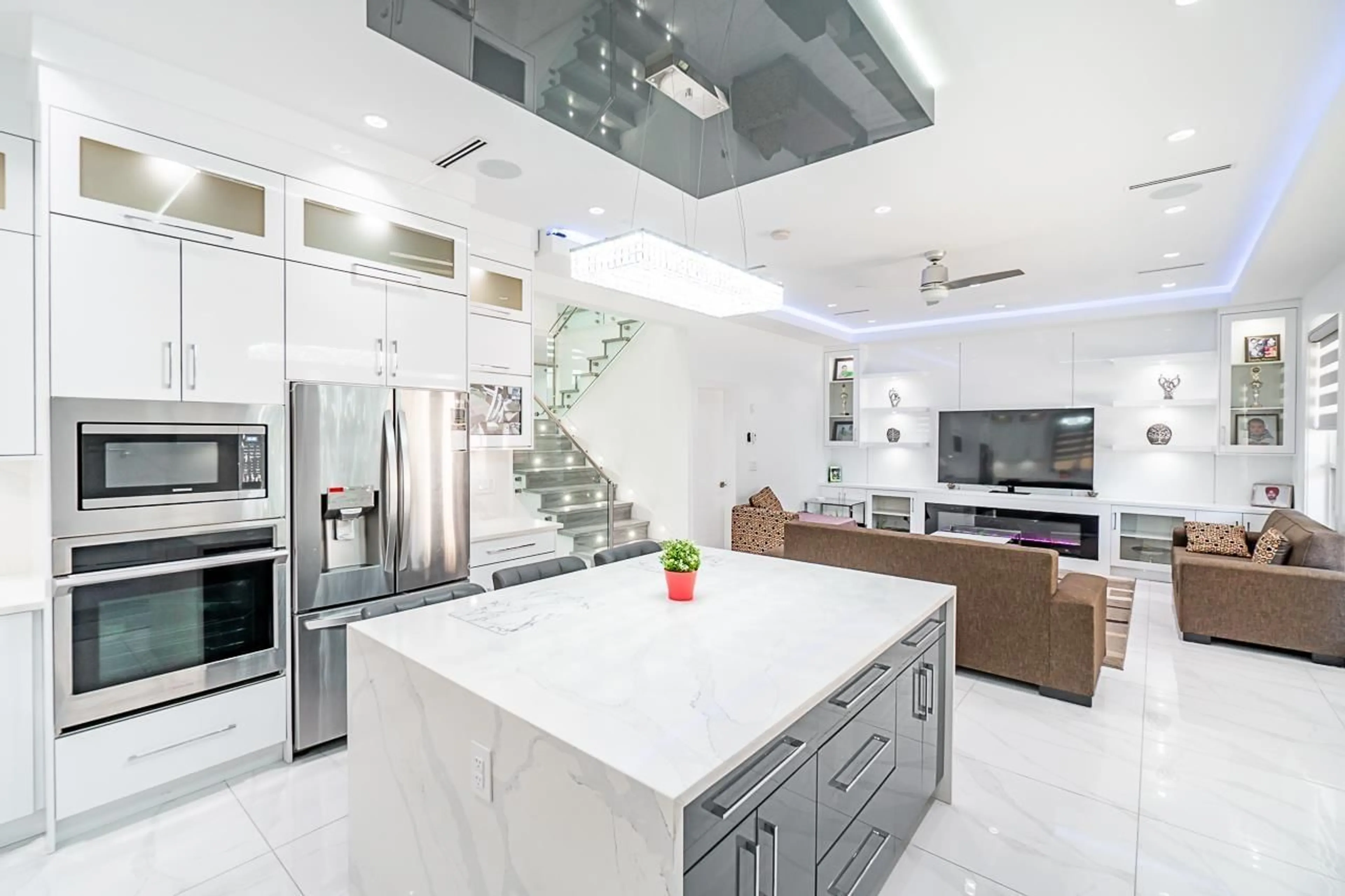 Contemporary kitchen, ceramic/tile floor for 9076 147 STREET, Surrey British Columbia V3R3V7