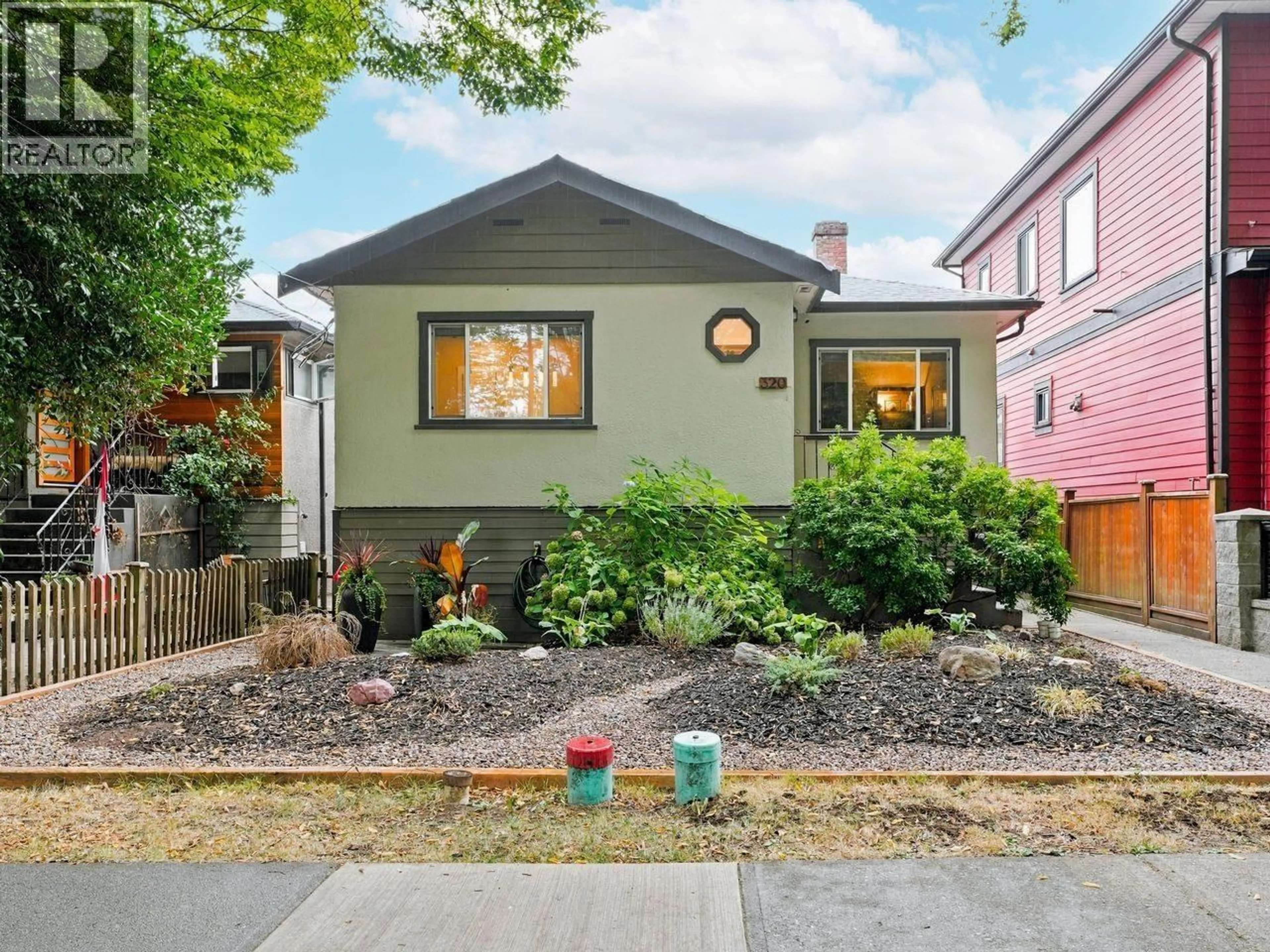 Home with vinyl exterior material, street for 320 32ND AVENUE, Vancouver British Columbia V5V2Y4