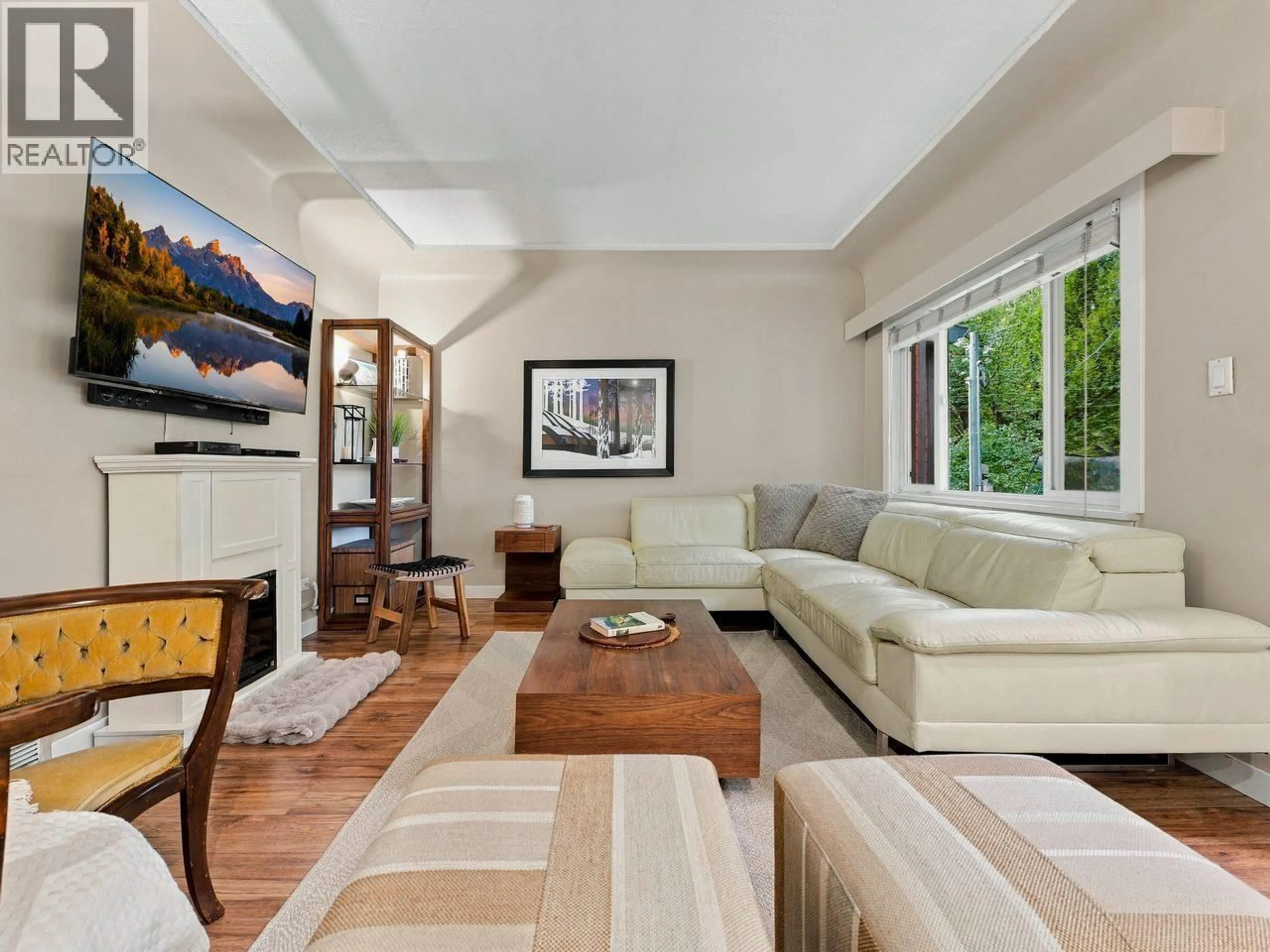 Living room with furniture, unknown for 320 32ND AVENUE, Vancouver British Columbia V5V2Y4