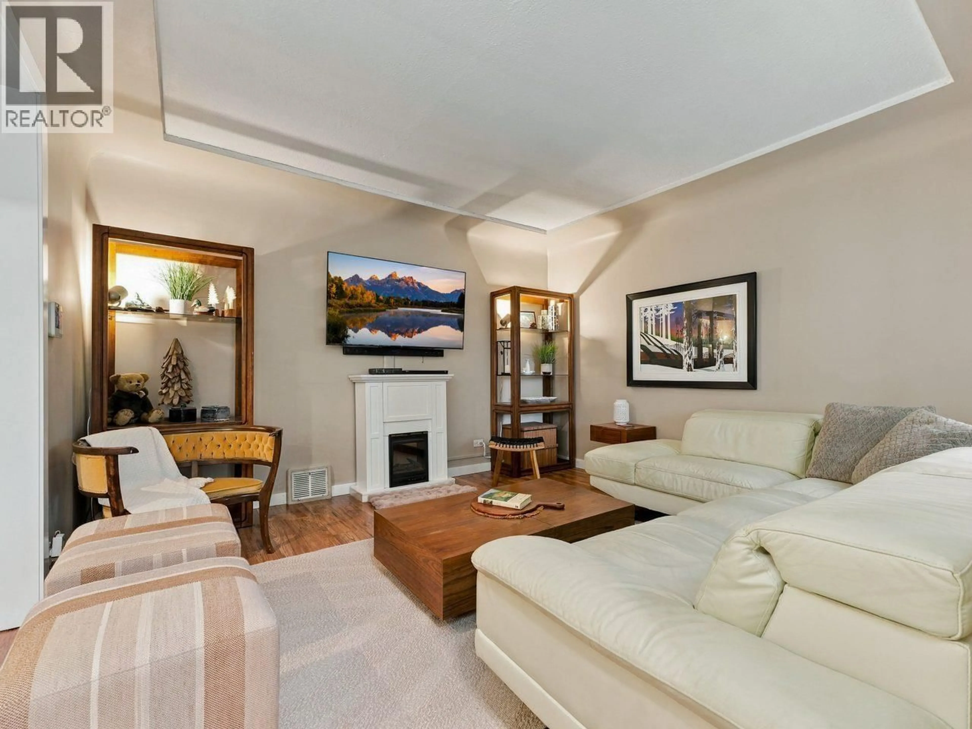 Living room with furniture, unknown for 320 32ND AVENUE, Vancouver British Columbia V5V2Y4
