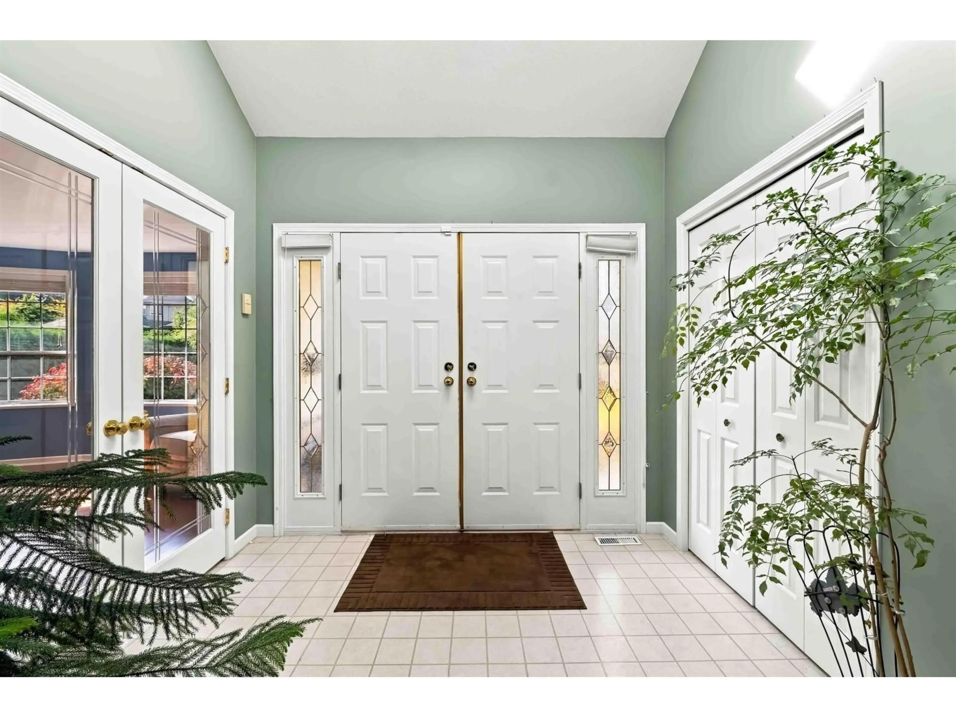 Indoor entryway for 10536 BIRCHTREE GROVE, Surrey British Columbia V4N1V7
