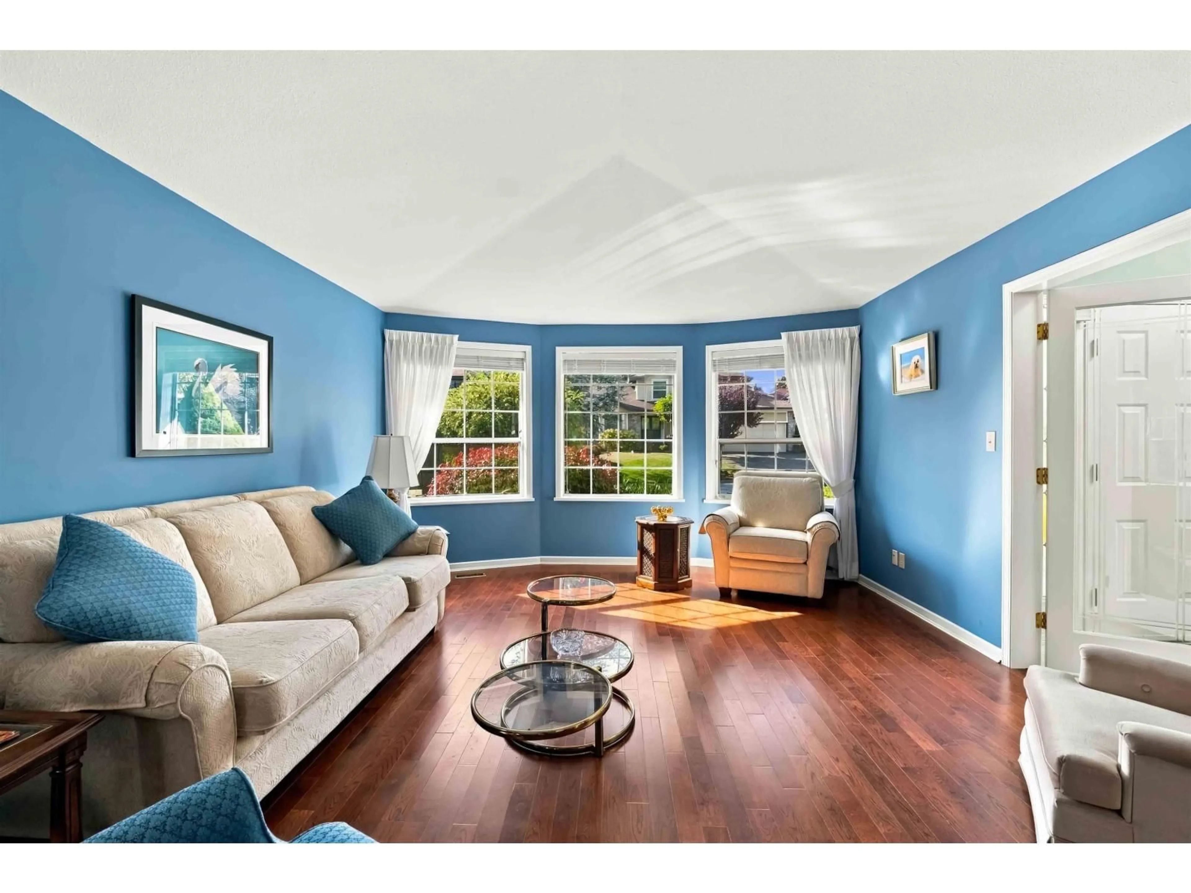 Living room with furniture, wood/laminate floor for 10536 BIRCHTREE GROVE, Surrey British Columbia V4N1V7
