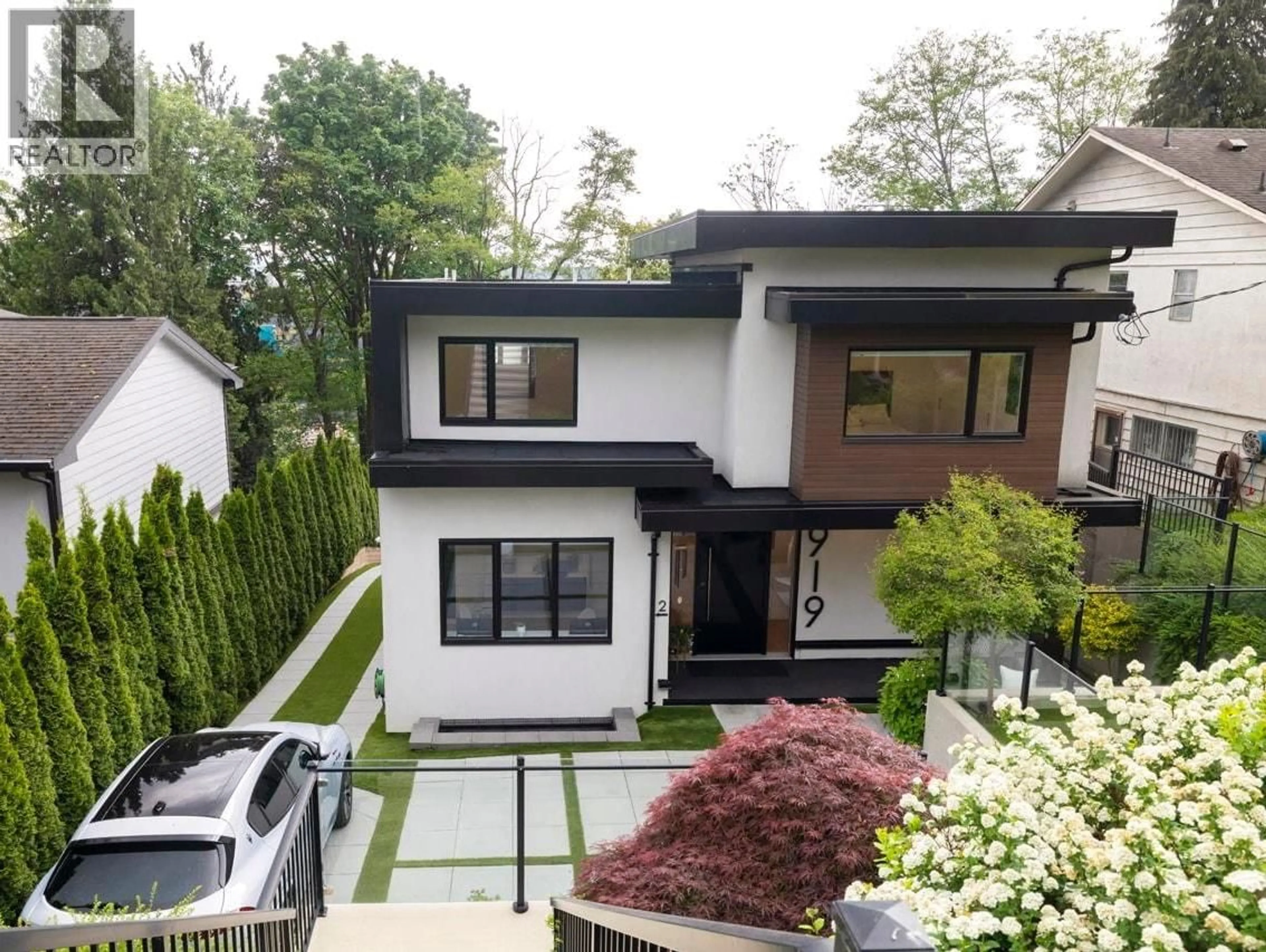 Home with vinyl exterior material, street for 919 4TH STREET, North Vancouver British Columbia V7L1K3