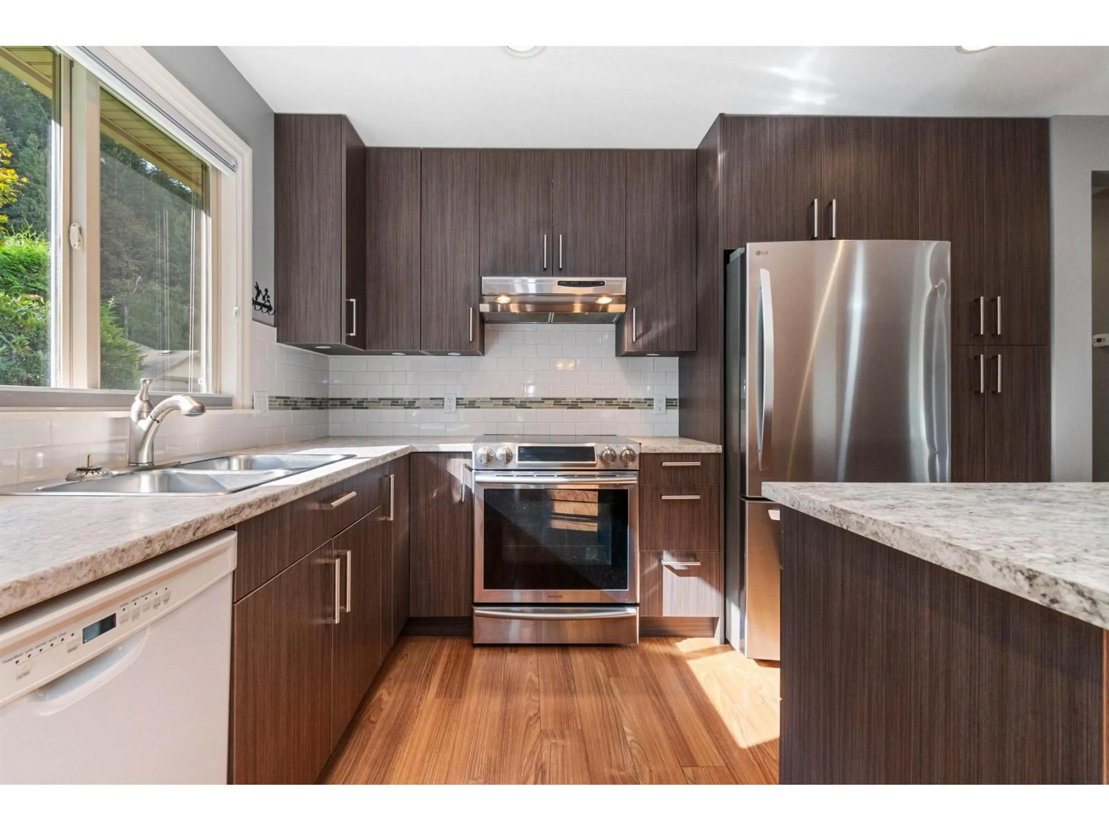 Open concept kitchen, wood/laminate floor for 96 - 46000 THOMAS ROAD, Chilliwack British Columbia V2R5W6