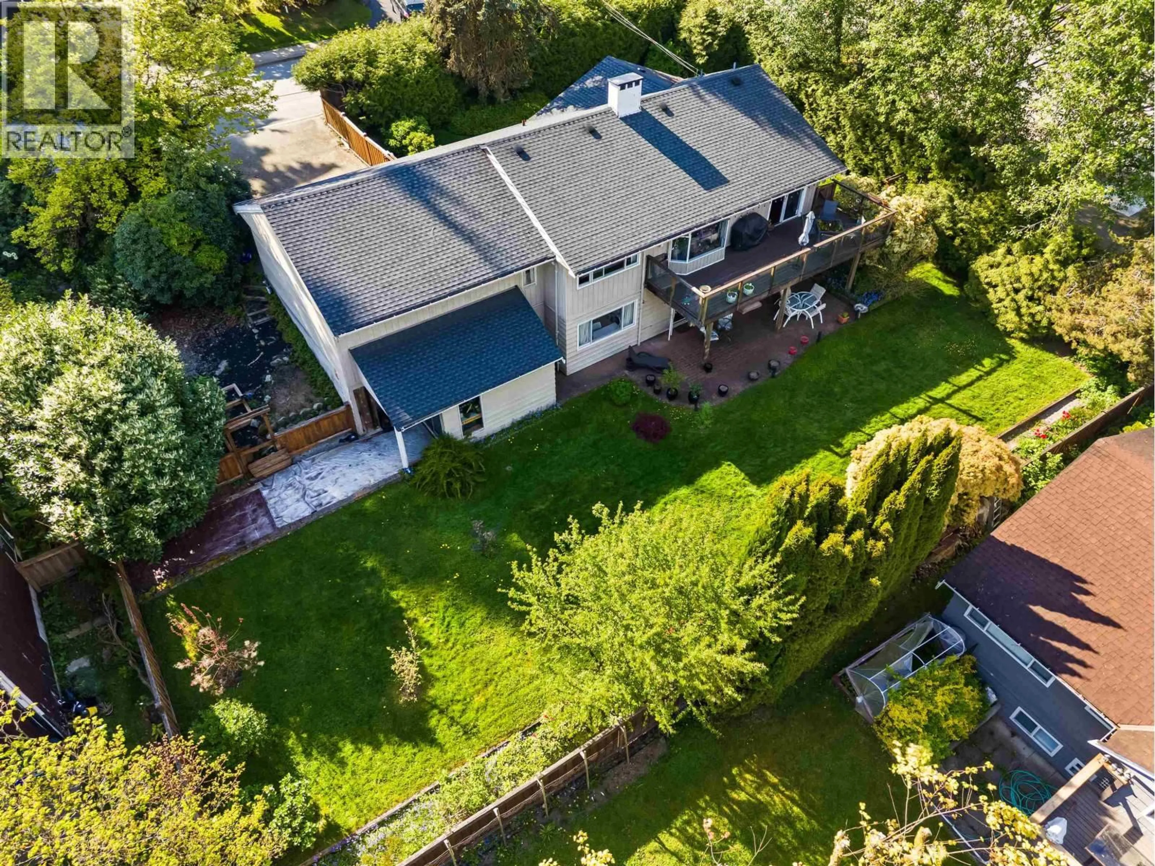 A pic from outside/outdoor area/front of a property/back of a property/a pic from drone, street for 998 FAIRWAY DRIVE, North Vancouver British Columbia V7G1L8