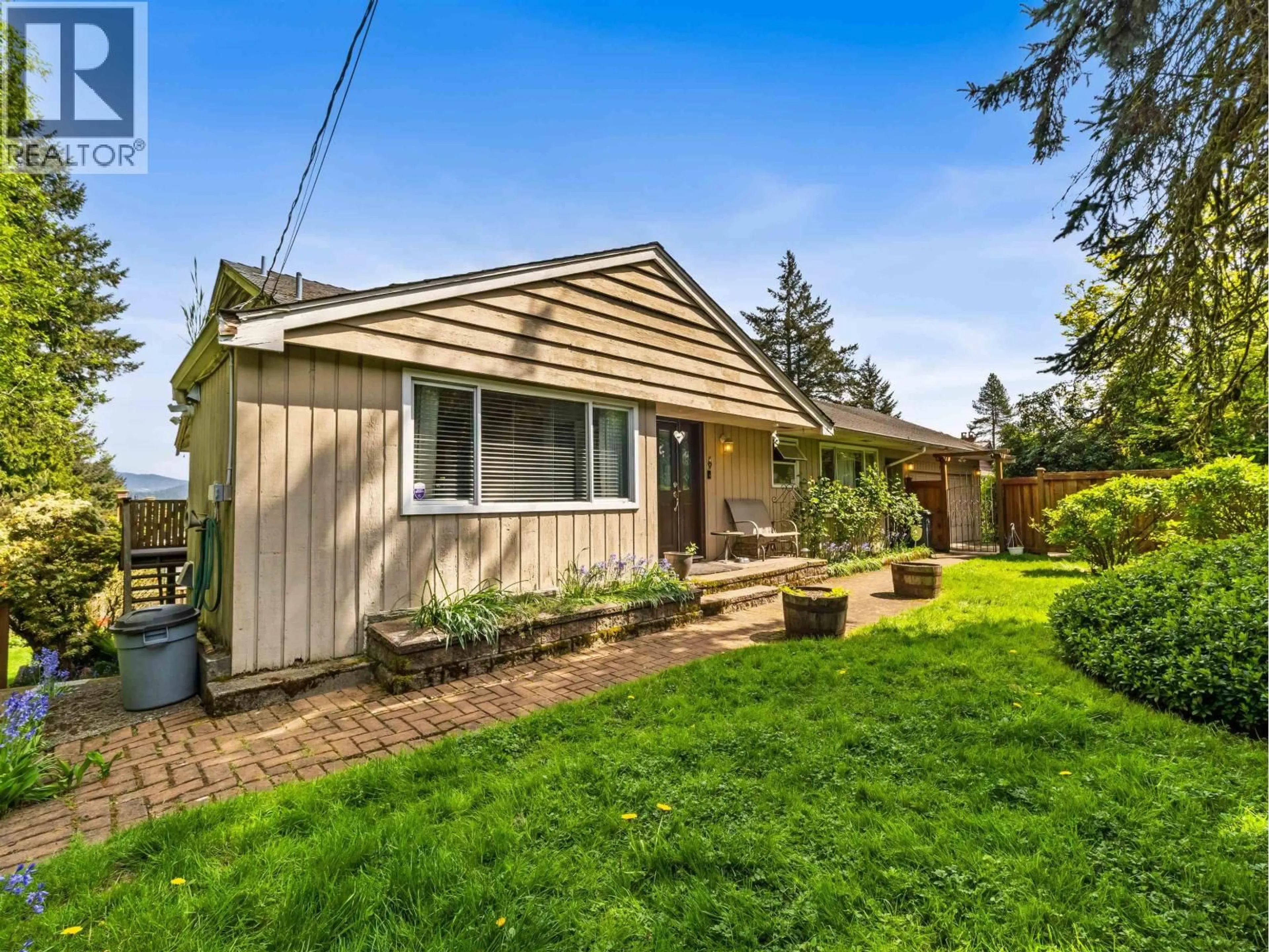 Home with vinyl exterior material, street for 998 FAIRWAY DRIVE, North Vancouver British Columbia V7G1L8