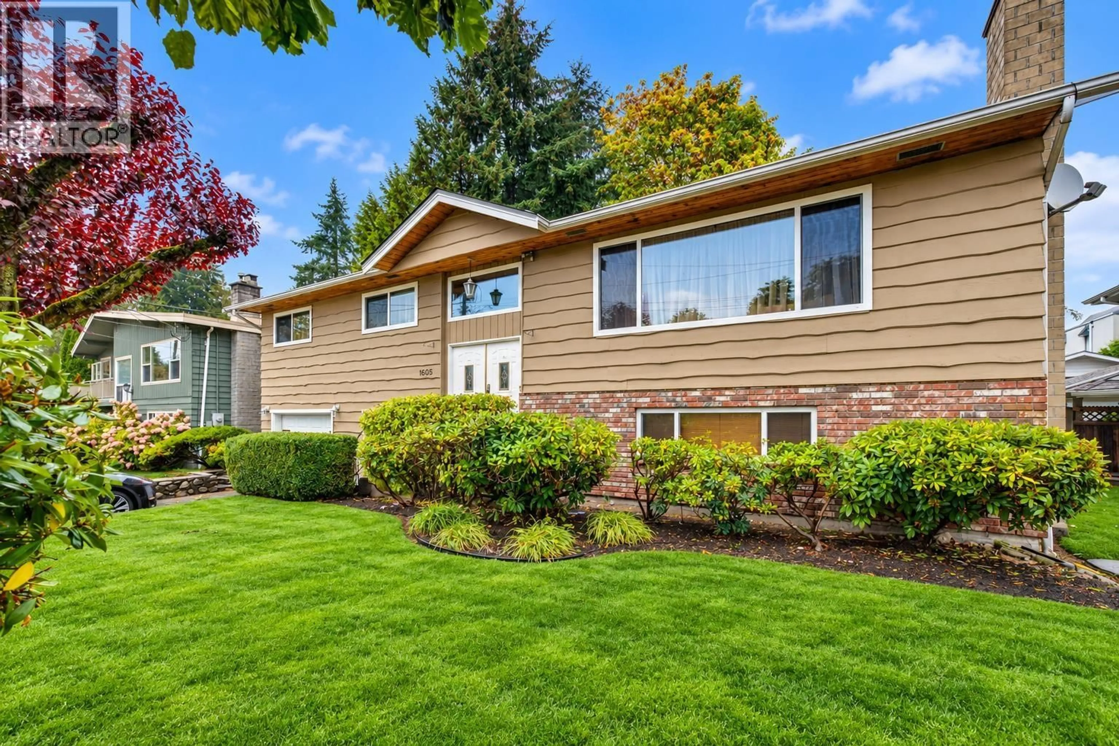 Home with vinyl exterior material, street for 1605 CORNELL AVENUE, Coquitlam British Columbia V3J3A2