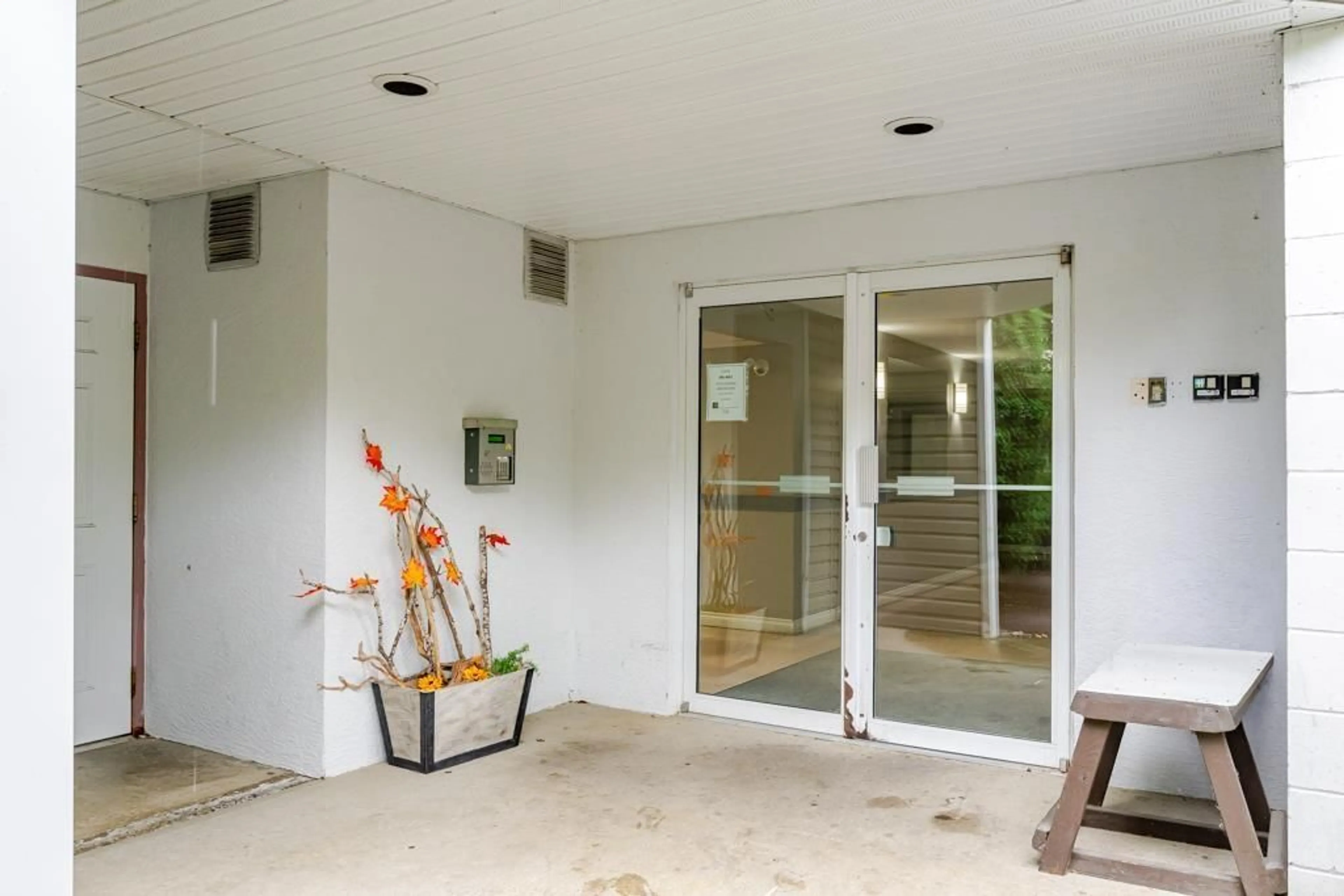 Indoor foyer for 310 - 45222 WATSON ROAD, Chilliwack British Columbia V2R3J4