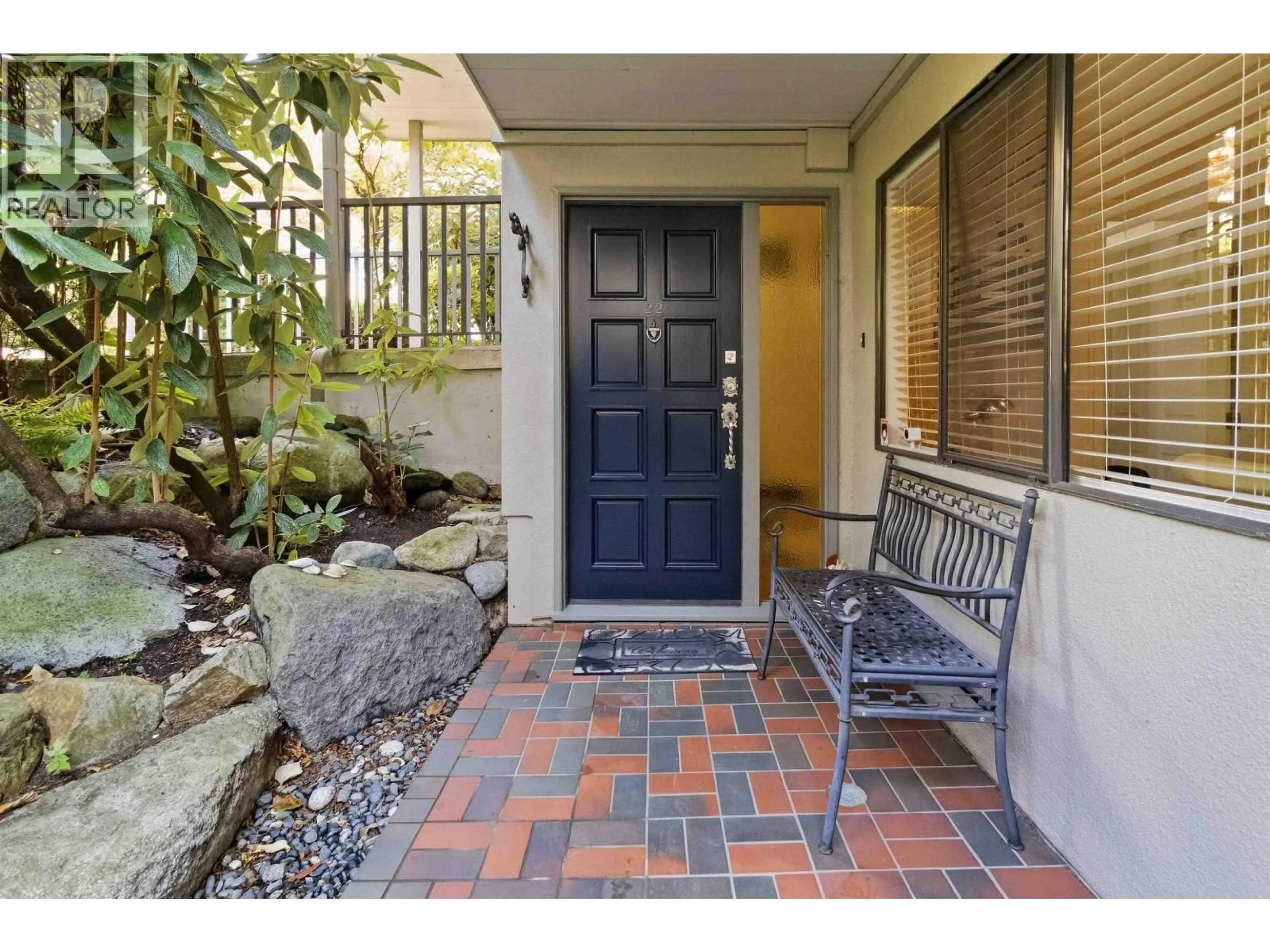 Indoor entryway for 22 - 2214 FOLKESTONE WAY, West Vancouver British Columbia V7S2X7