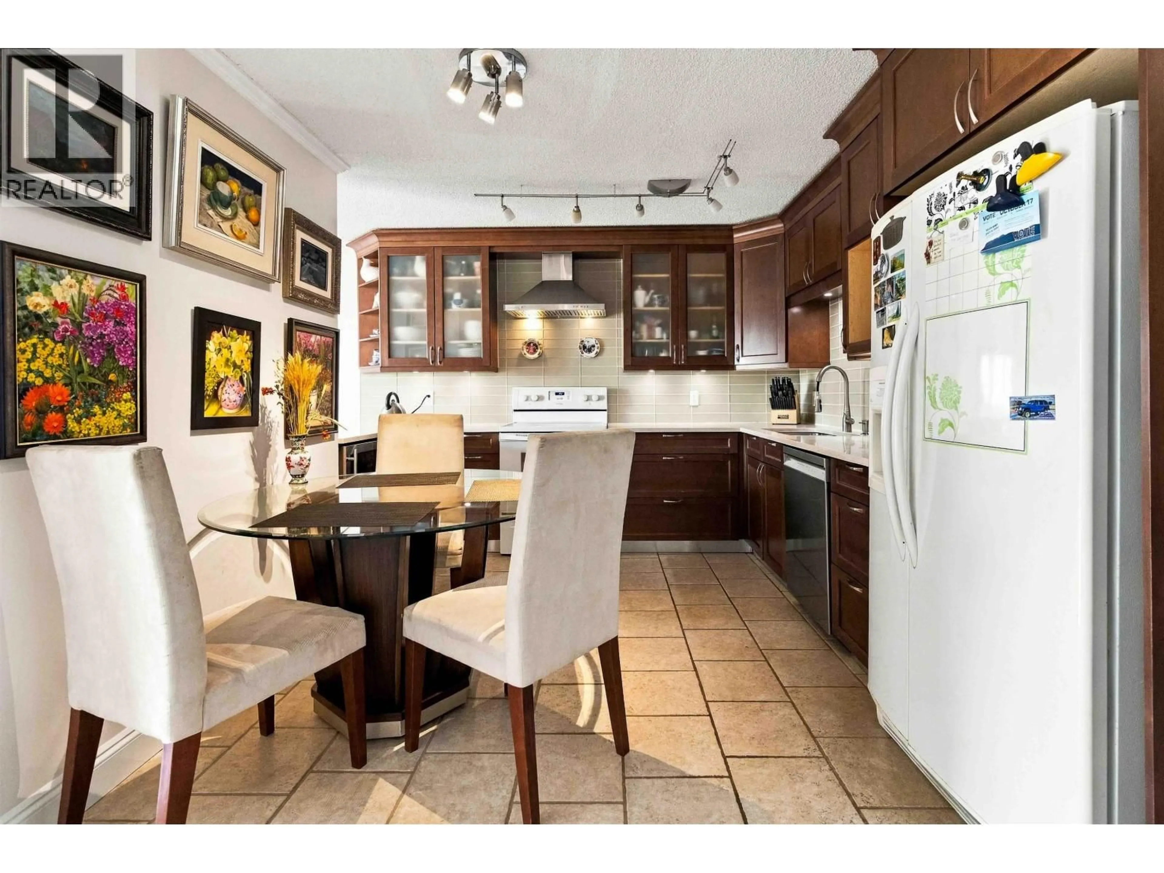 Open concept kitchen, ceramic/tile floor for 22 - 2214 FOLKESTONE WAY, West Vancouver British Columbia V7S2X7