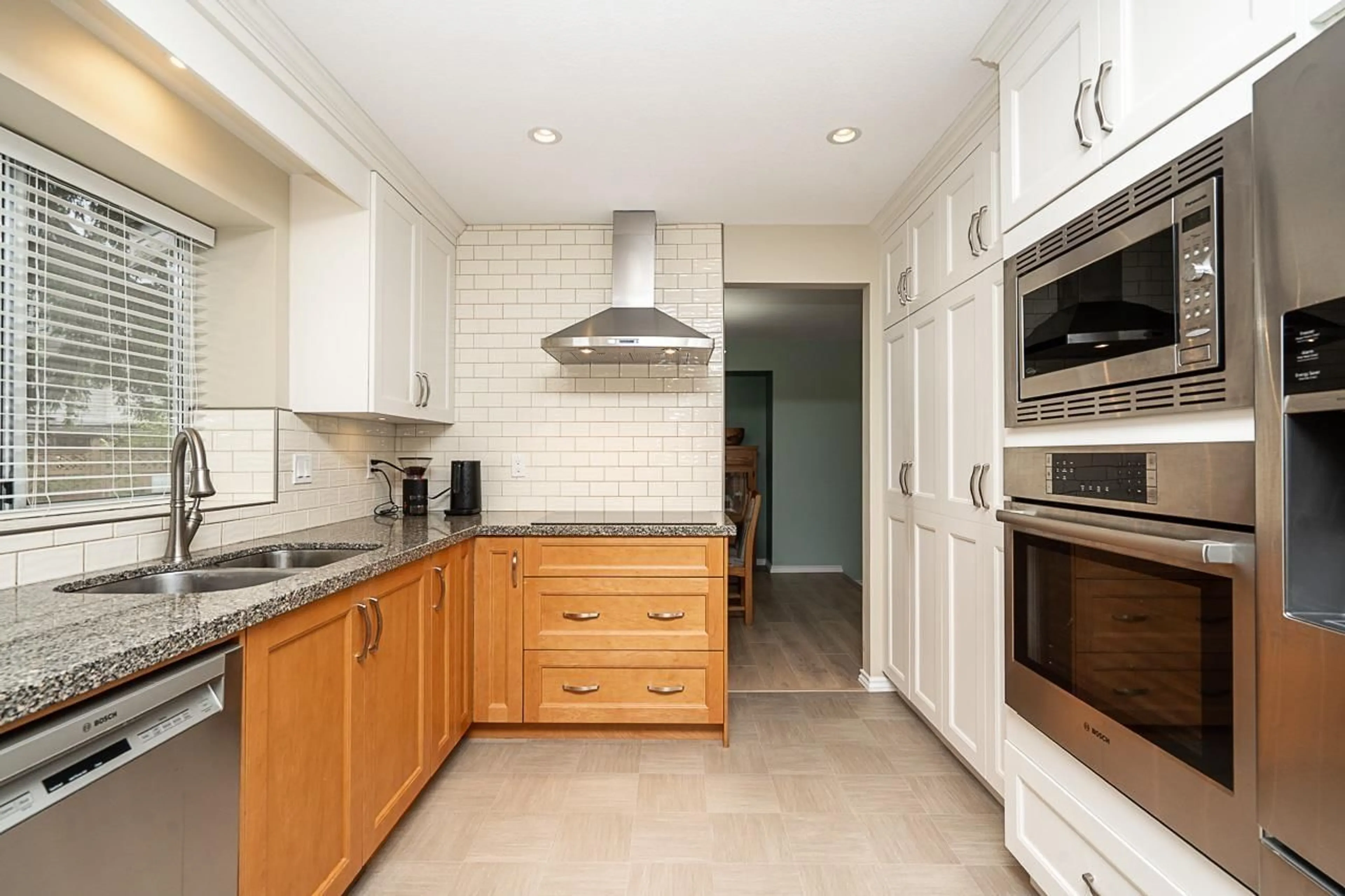 Standard kitchen, ceramic/tile floor for 6982 128A STREET, Surrey British Columbia V3W0P1