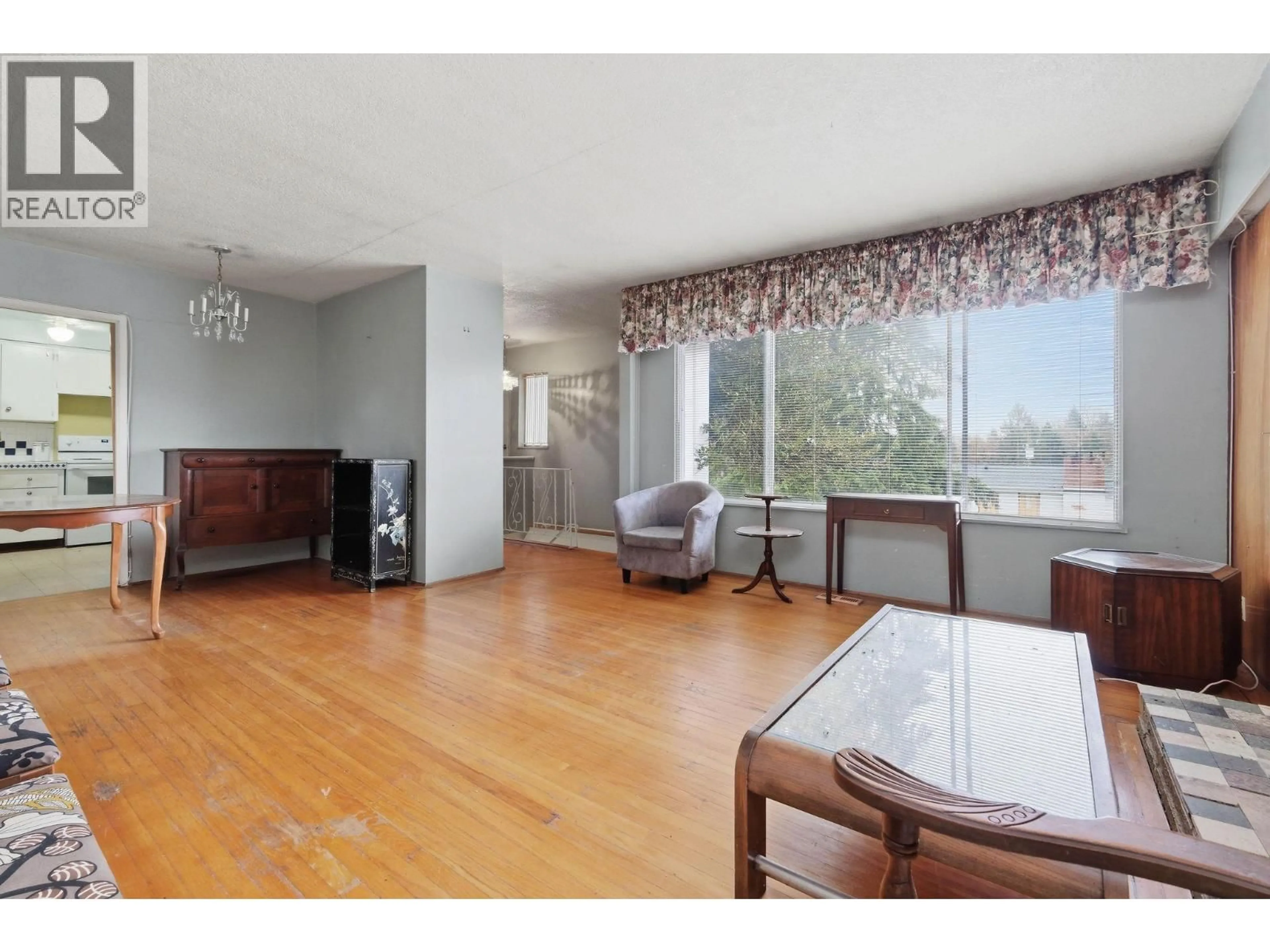 Living room with furniture, unknown for 4745 GILPIN COURT, Burnaby British Columbia V5G3A1