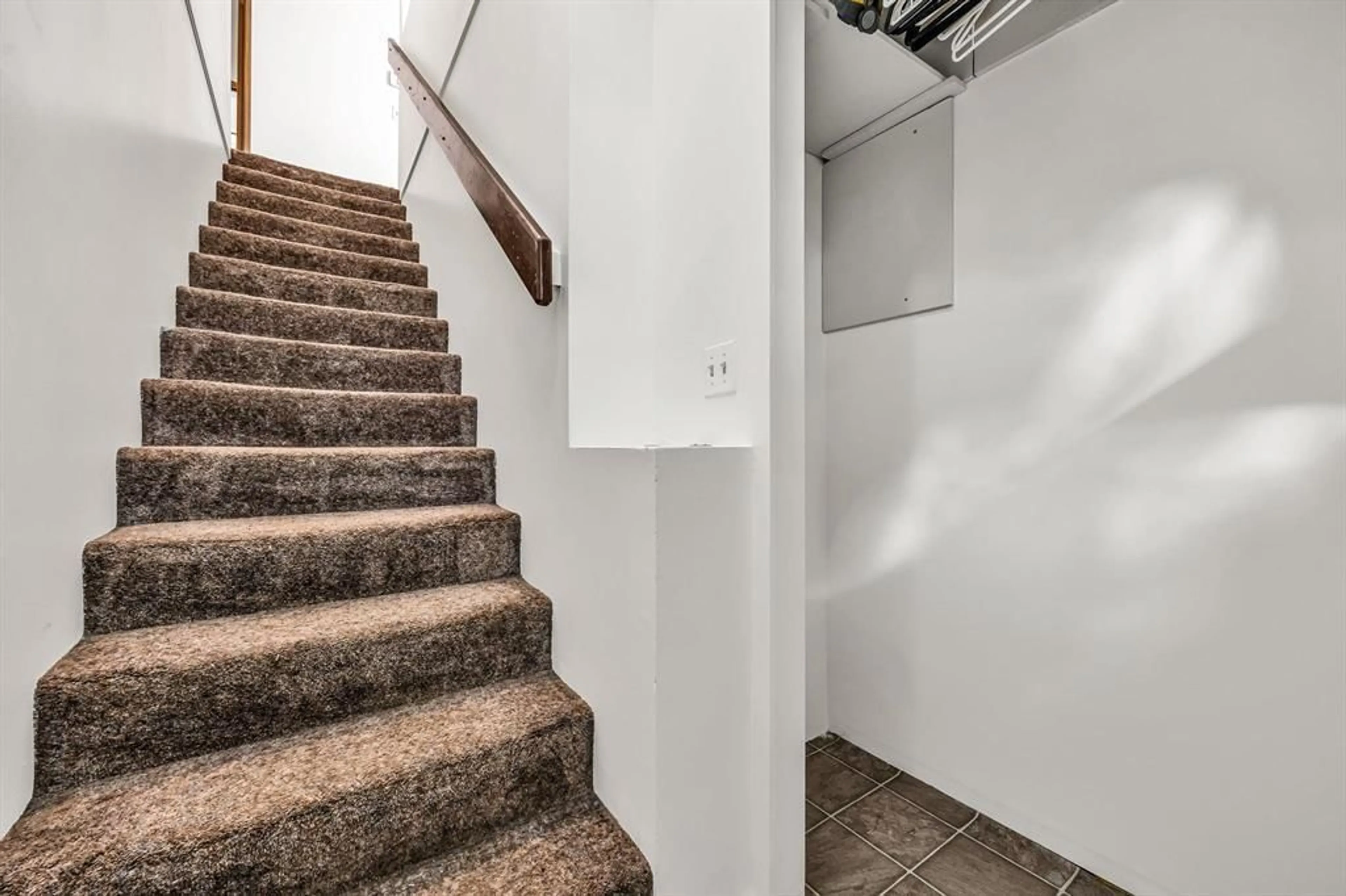 Stairs for 4 - 19690 56 AVENUE, Langley British Columbia V3A3X6