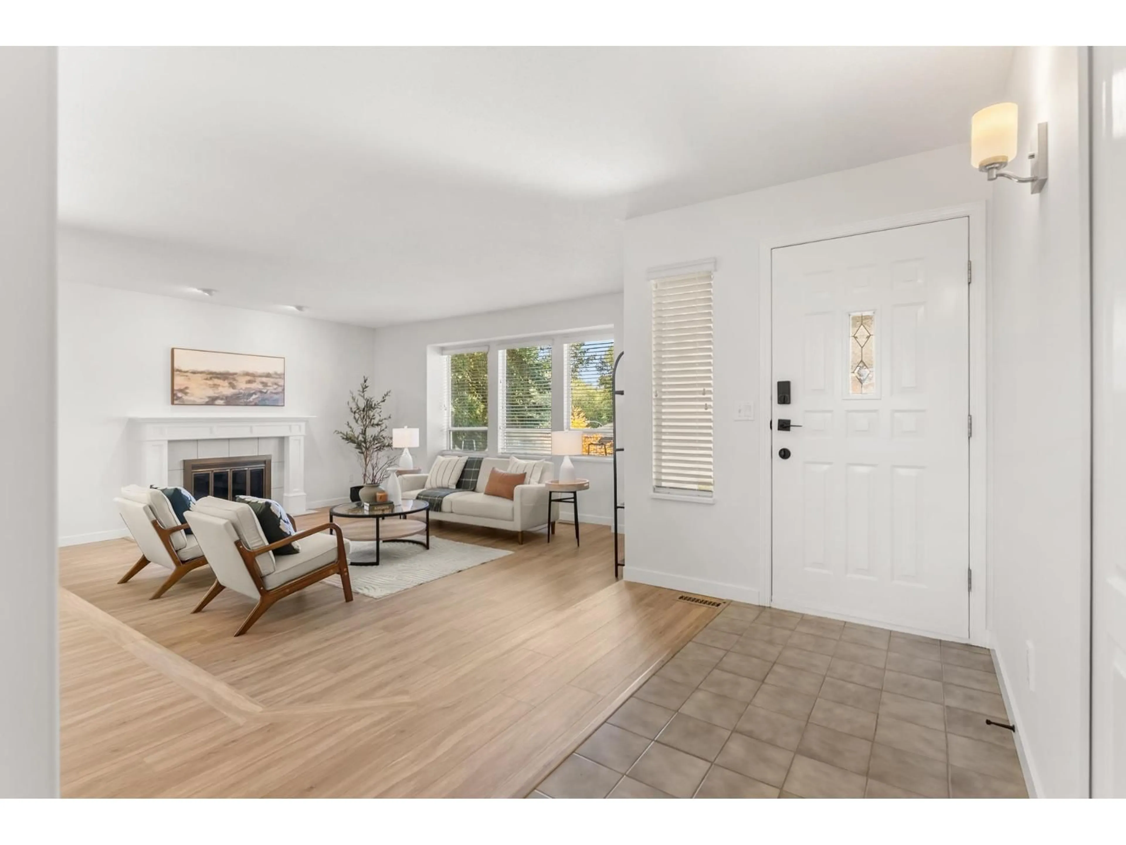 Indoor entryway for 832 165 STREET, Surrey British Columbia V4A9B9
