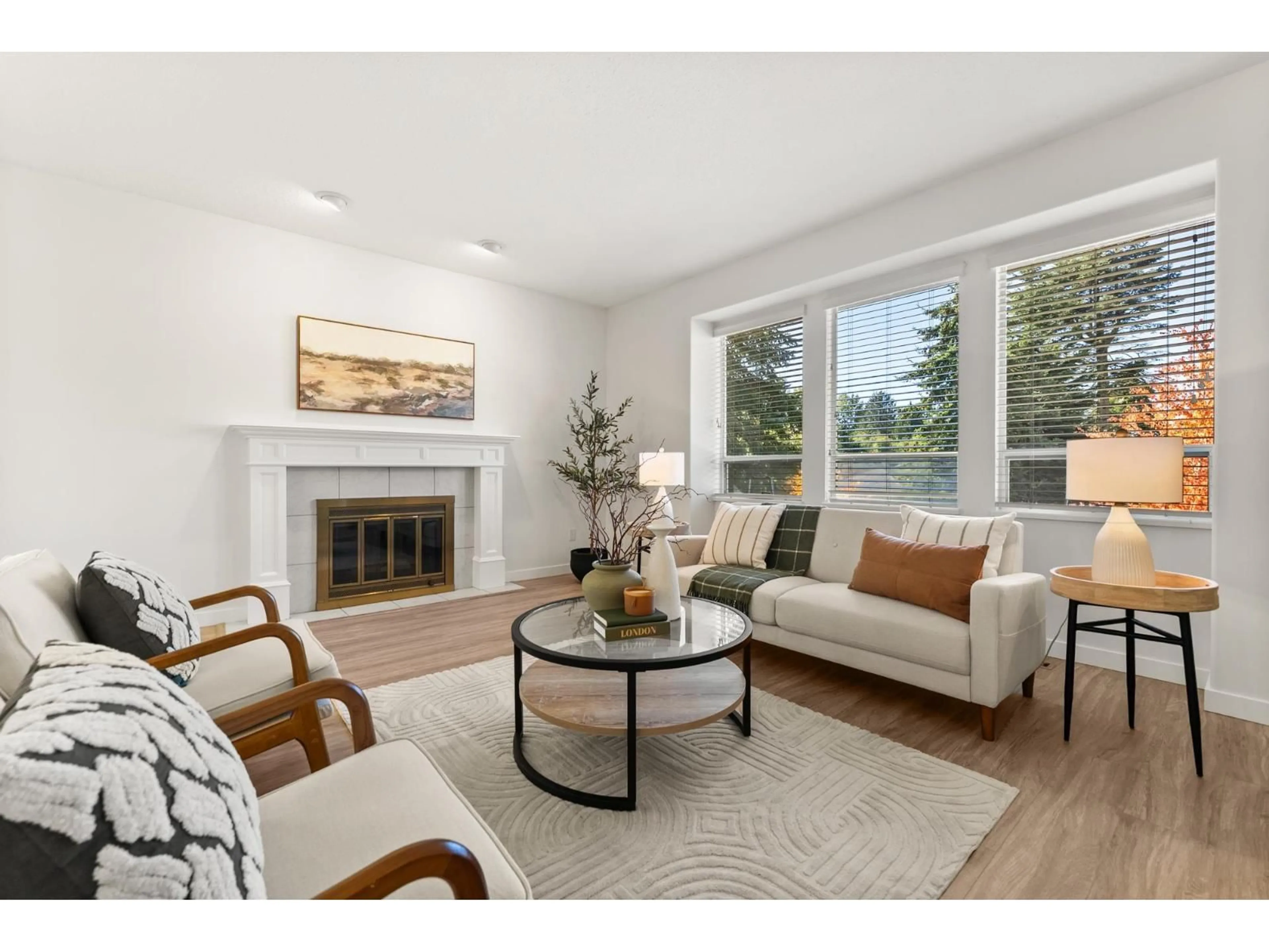 Living room with furniture, unknown for 832 165 STREET, Surrey British Columbia V4A9B9