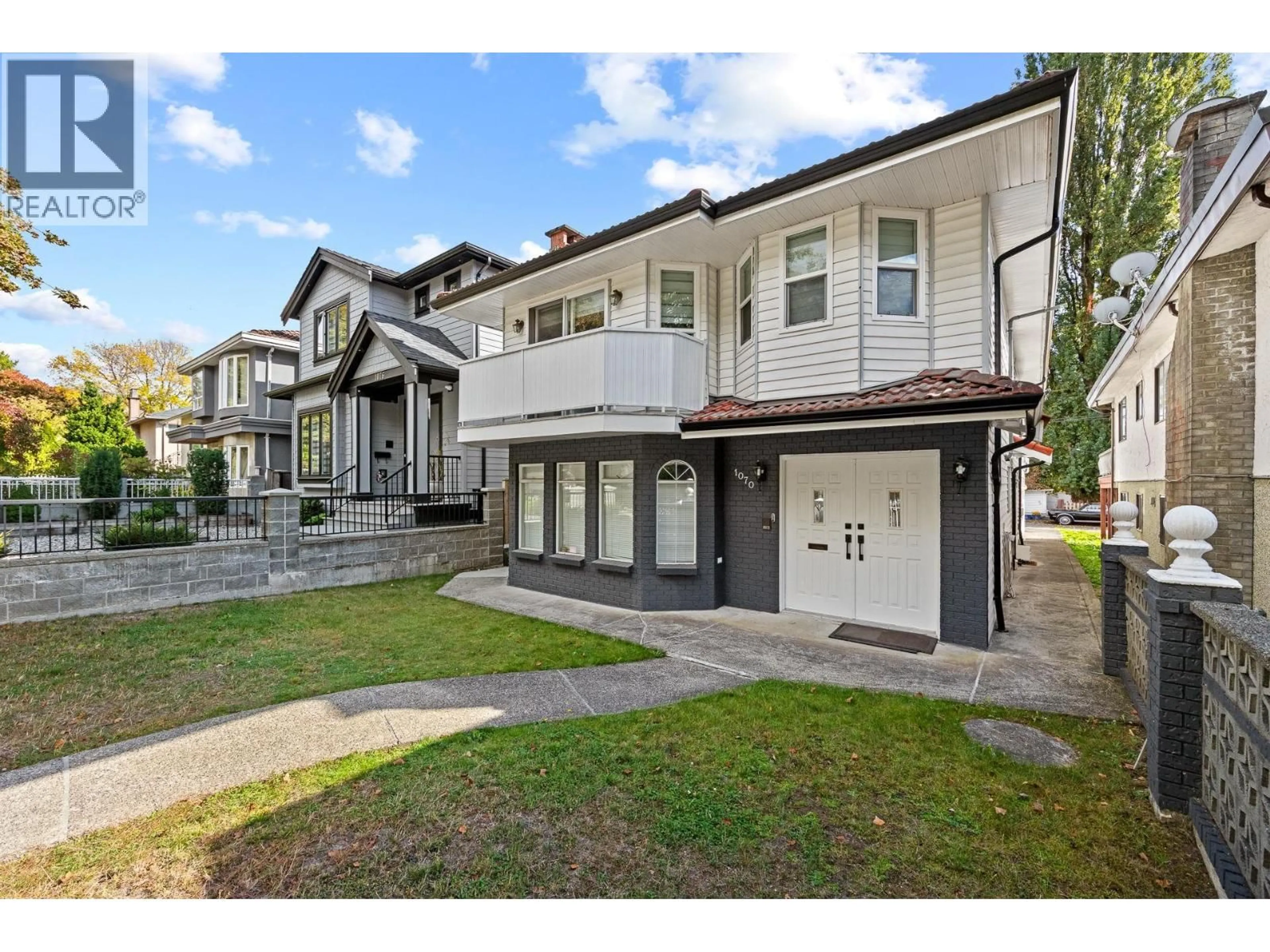 Home with vinyl exterior material, street for 1070 E 40TH AVENUE, Vancouver British Columbia V5W1M4