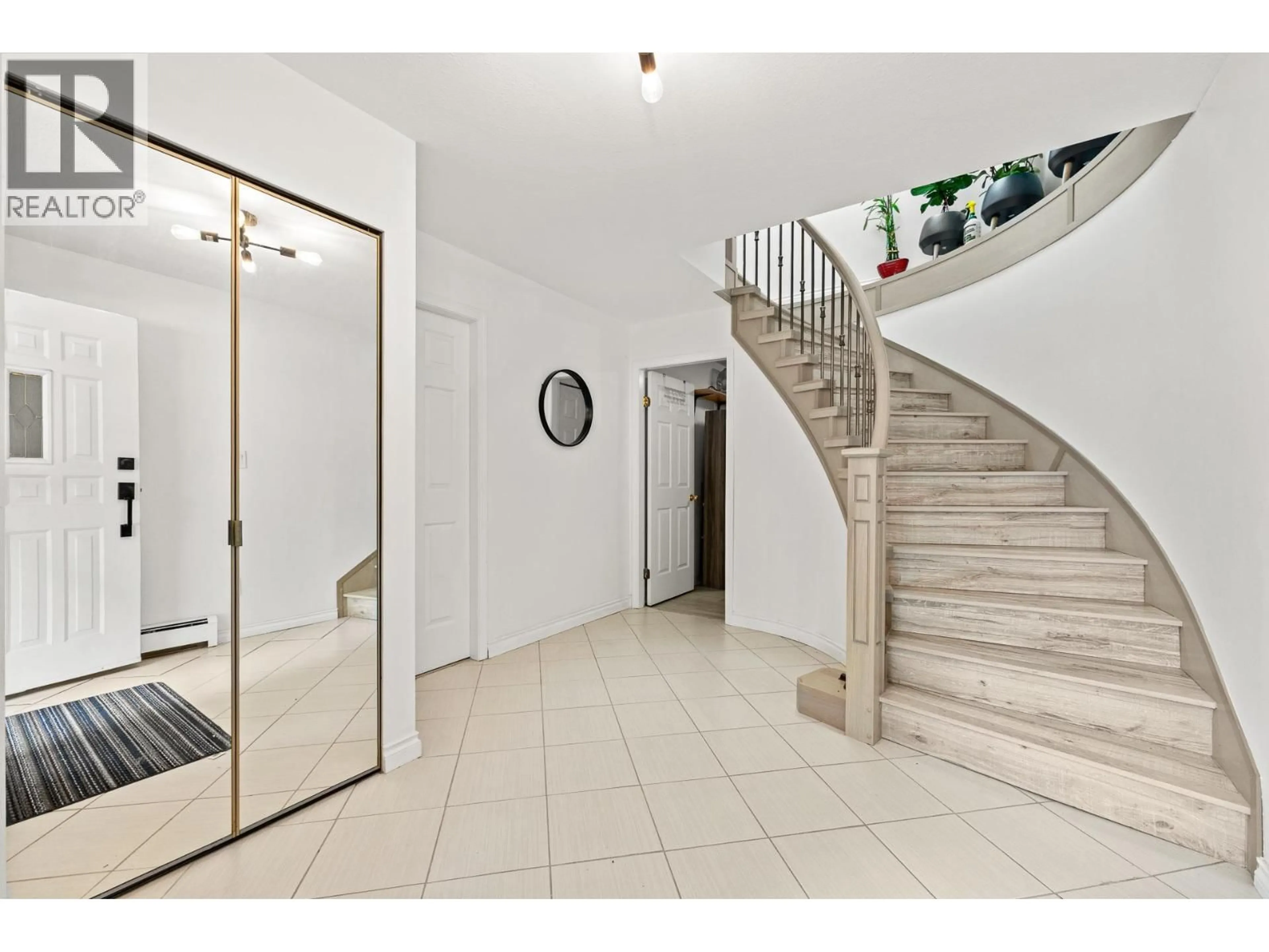 Indoor foyer for 1070 E 40TH AVENUE, Vancouver British Columbia V5W1M4
