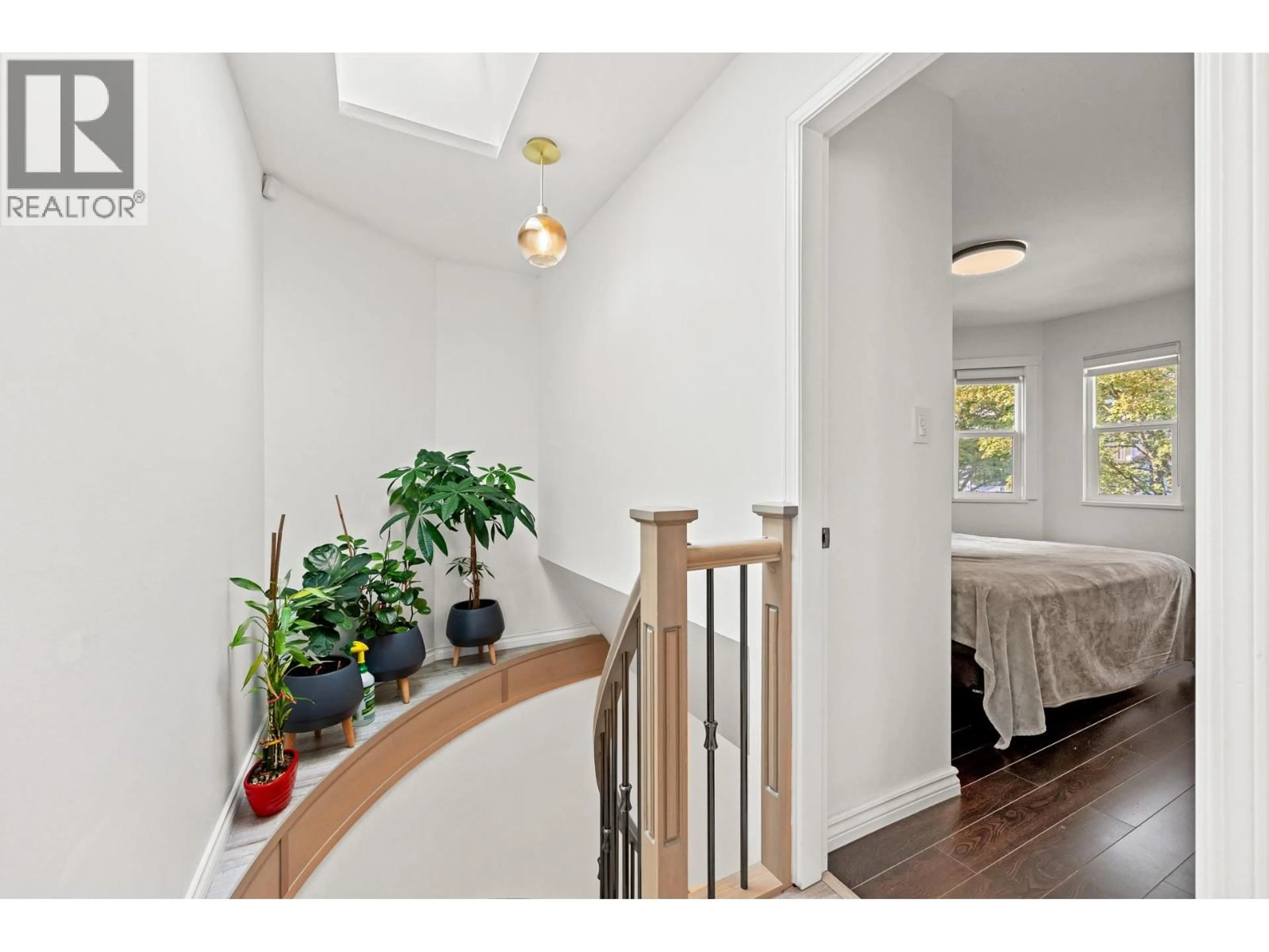Indoor entryway for 1070 E 40TH AVENUE, Vancouver British Columbia V5W1M4